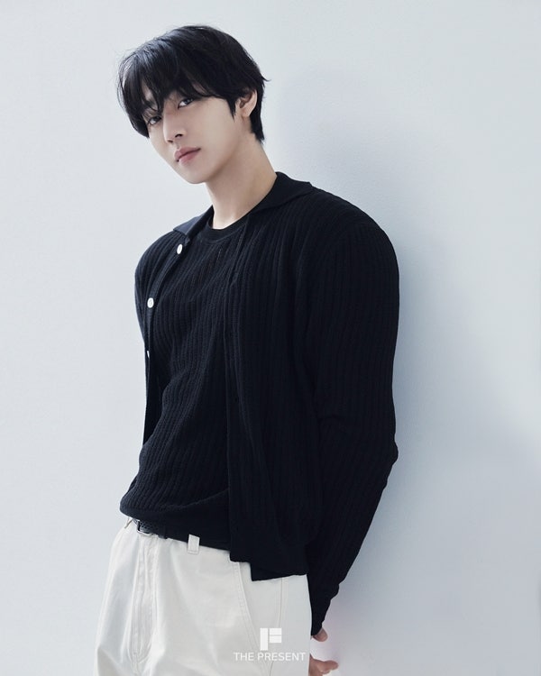 Seopure417's tweet photo. [아이즈 ize] 안효섭 주연 '파이널 테이블', 10월 편성

안효섭 주연의 '파이널 테이블'이 오는 10월 편성으로 시청자들과 만난다.

3일 아이즈 취재 결과, '파이널 테이블'이 JTBC 토일드라마로 오는 10월 편성되어 방송된다.

'파이널 테이블'은 글로벌 요리 서바이벌 '더 테이블: K 셰프 2026'을 배경으로, 전 세계에서 모인 한국인 셰프들이 벌이는 화려한 음식과 기막힌 사연들의 향연을 담은 드라마다. 안효섭이 주인공을 맡아 일찌감치 시청자들의 이목을 끈 작품이다.

안효섭이 주연을 맡은 '파이널 테이블'은 올 하반기 JTBC 드라마 기대작 중 하나로 손꼽혀 왔다. 편성 시기에 대해 많은 논의가 있었고, 10월 편성으로 가닥이 잡혔다. 첫 방송일은 논의 중인 상황이다.

📍기사 원문
https://t.co/wmSSiyGScv

#안효섭 #AhnHyoSeop 
#アンヒョソプ #安孝燮 
#파이널테이블  #FINALTABLE