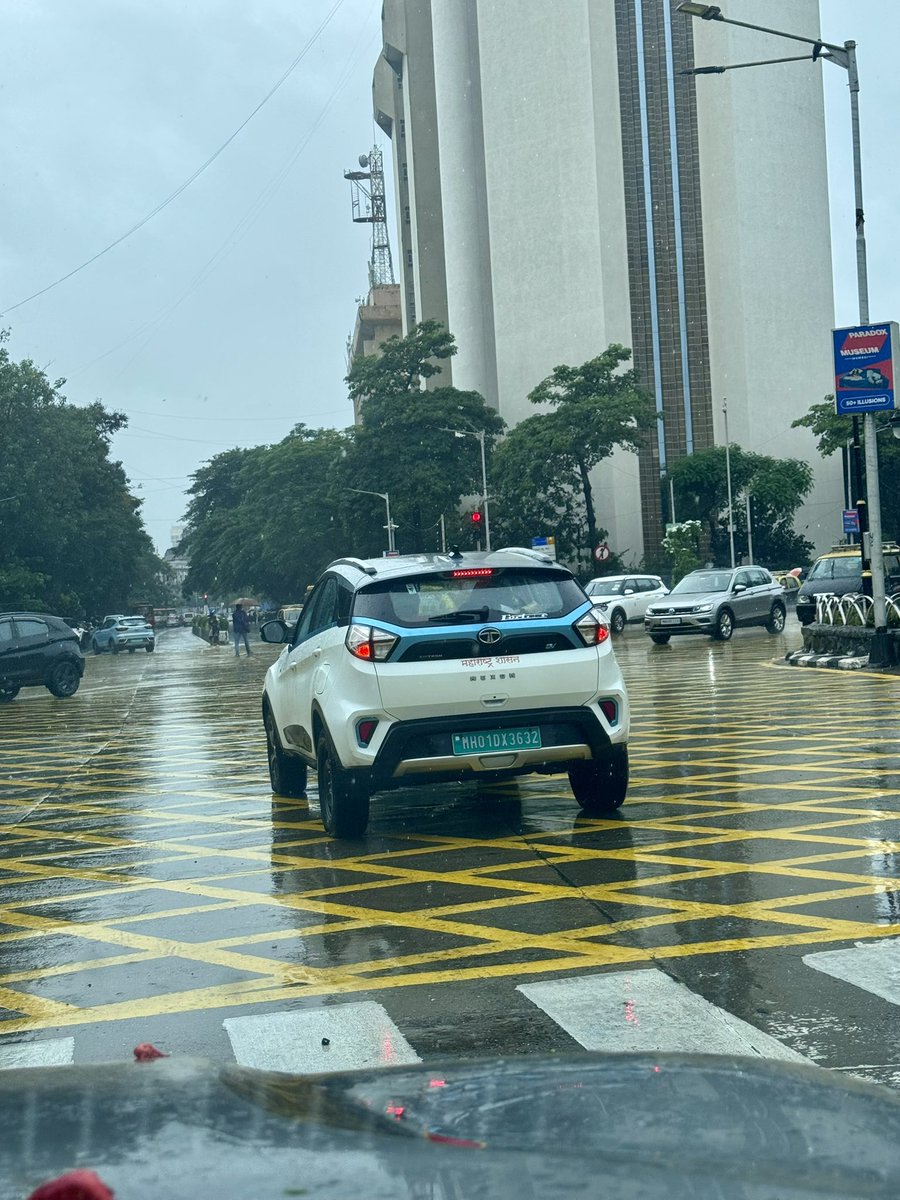 polaadd's tweet photo. Rules for citizens, exceptions for government vehicles? Maharashtra Government EV parked right in the yellow box at the signal near VSNL Building, Flora Fountain. @MTPHereToHelp Traffic discipline starts from the top. #MumbaiTraffic #FloraFountain https://t.co/plr6YFFERc