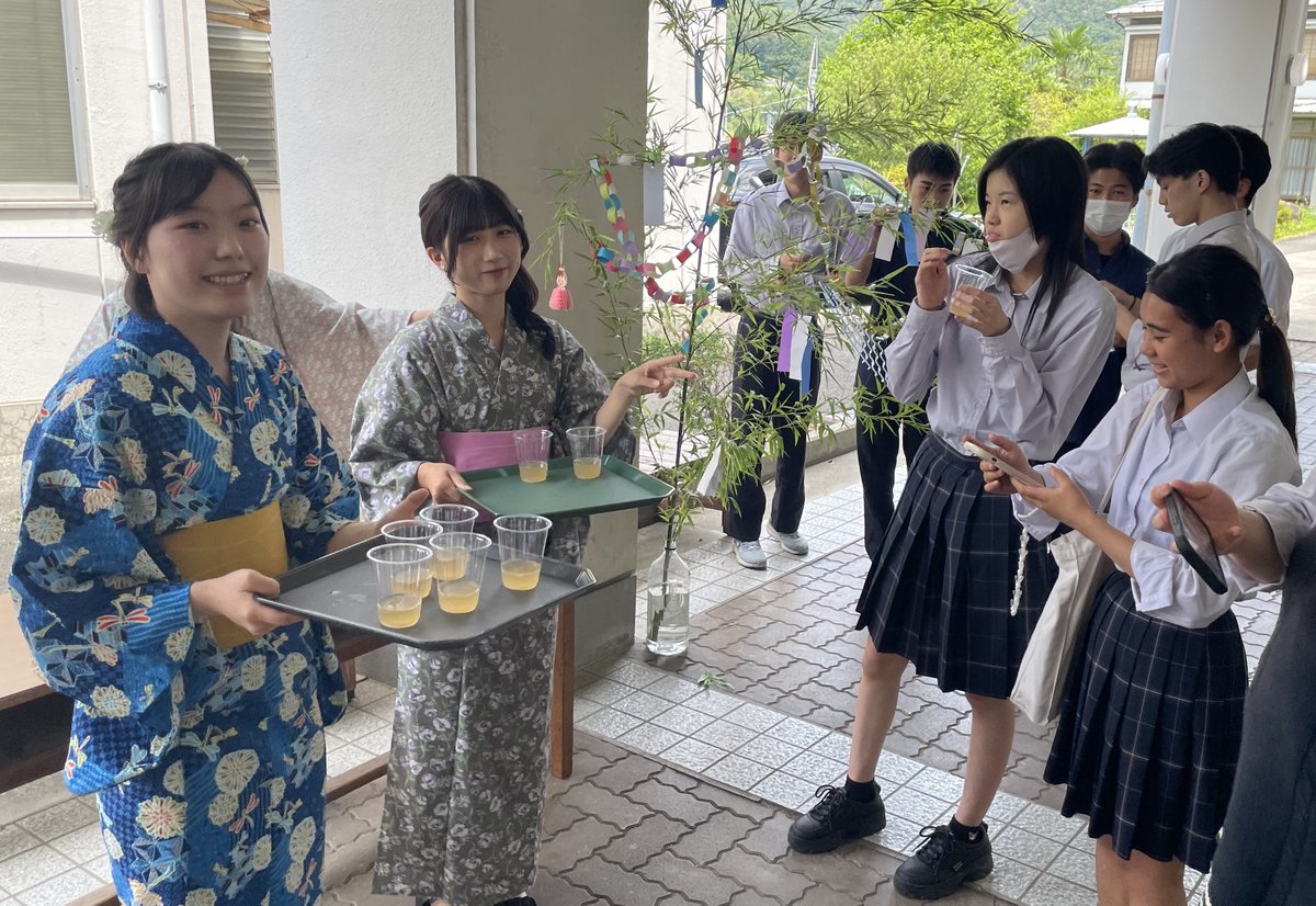 okayamakyousei's tweet photo. 今年も恒例の七夕カフェを開催。１年生から製作した浴衣に身を包み、ヘアアレンジやメイクを施し、今年は「手作り���ンジャーエール」を全校生徒に振舞いました。「あじ彩」さんのかき氷やフライドポテトでさらに会場は賑わいました。みんなの願いが届きますように☆ https://t.co/B5C2xRoTXi