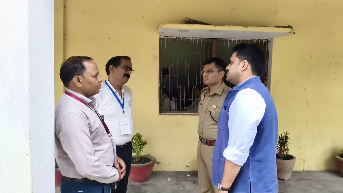 DmSonbhadra's tweet photo. यू0पी0 टी0ई0टी0 परीक्षा के दौरान भ्रमण शील रहकर आदर्श इंटर मीडिएट कॉलेज, रॉबर्ट्सगंज का निरीक्षण किया। सुरक्षा व्यवस्था, सीसीटीवी निगरानी, प्रवेश प्रक्रिया सहित व्यवस्थाओं का जायजा लेकर अधिकारियों को निष्पक्ष, पारदर्शी एवं शांतिपूर्ण परीक्षा संपन्न कराने के निर्देश दिए। https://t.co/UxR4p82hjW