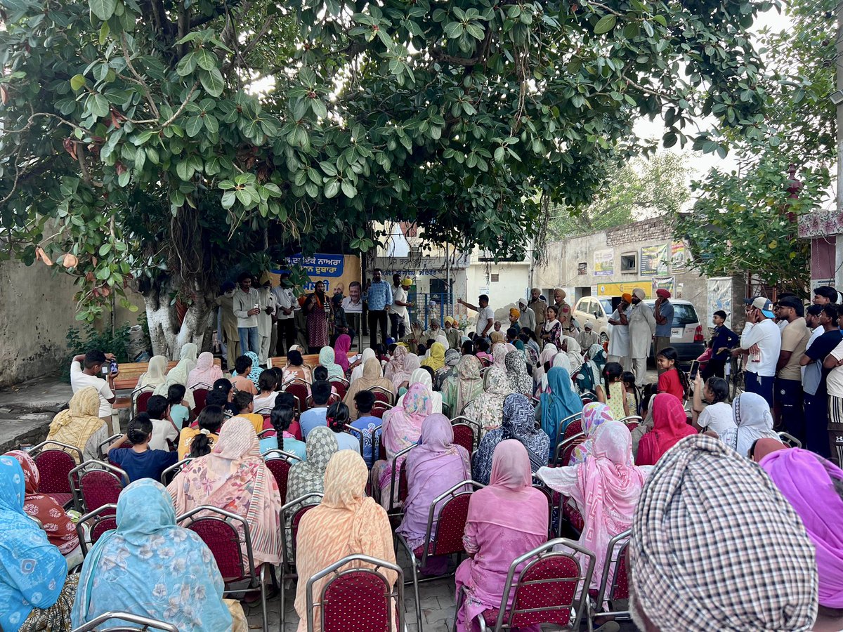 narinder_bharaj's tweet photo. ਪਿੰਡ ਖੇੜੀ ਗਿੱਲਾ,ਇਸ ਪਿਆਰ ਲਈ ਹਰ ਸਾਹ ਤੁਹਾਡਾ ਕਰਜ਼ਦਾਰ…❤️

ਪਿੰਡ ਖੇੜੀ ਗਿੱਲਾ ਵਿਖੇ ਲੋਕ ਮਿਲਣੀ ਦੌਰਾਨ ਪਿੰਡ ਵਾਸੀਆਂ ਨਾਲ ਮਿਲ ਕੇ ਬੇਅੰਤ ਪਿਆਰ ਅਤੇ ਸਤਿਕਾਰ ਮਿਲਿਆ। ਇਸ ਮੌਕੇ ‘ਮਾਨ ਸਰਕਾਰ’ ਵੱਲੋ ਕੀਤੇ ਜਾ ਰਹੇ ਸ਼ਾਨਦਾਰ ਕਾਰਜਾਂ ਅਤੇ ਲੋਕ ਭਲਾਈ ਸਕੀਮਾਂ ਬਾਰੇ ਵਿਚਾਰਾਂ ਦੀ ਸਾਂਝ ਪਾਈ। ਤੁਹਾਡੇ ਵਿਸ਼ਵਾਸ ਅਤੇ ਅਸੀਸਾਂ ਹੀ ਮੇਰੀ ਸਭ ਤੋਂ ਵੱਡੀ ਤਾਕਤ ਹਨ।ਸਮੁੱਚੀ ਪੰਚਾਇਤ.ਪਿੰਡ ਵਾਸੀਆਂ ਅਤੇ ਆਪ ਟੀਮ ਦਾ ਦਿਲੋਂ ਧੰਨਵਾਦ…

ਪੰਜਾਬ ਦਾ ਇੱਕੋ ਨਾਅਰਾ — ਭਗਵੰਤ ਮਾਨ ਦੁਬਾਰਾ।

@BhagwantMann @ArvindKejriwal @msisodia @AAPPunjab