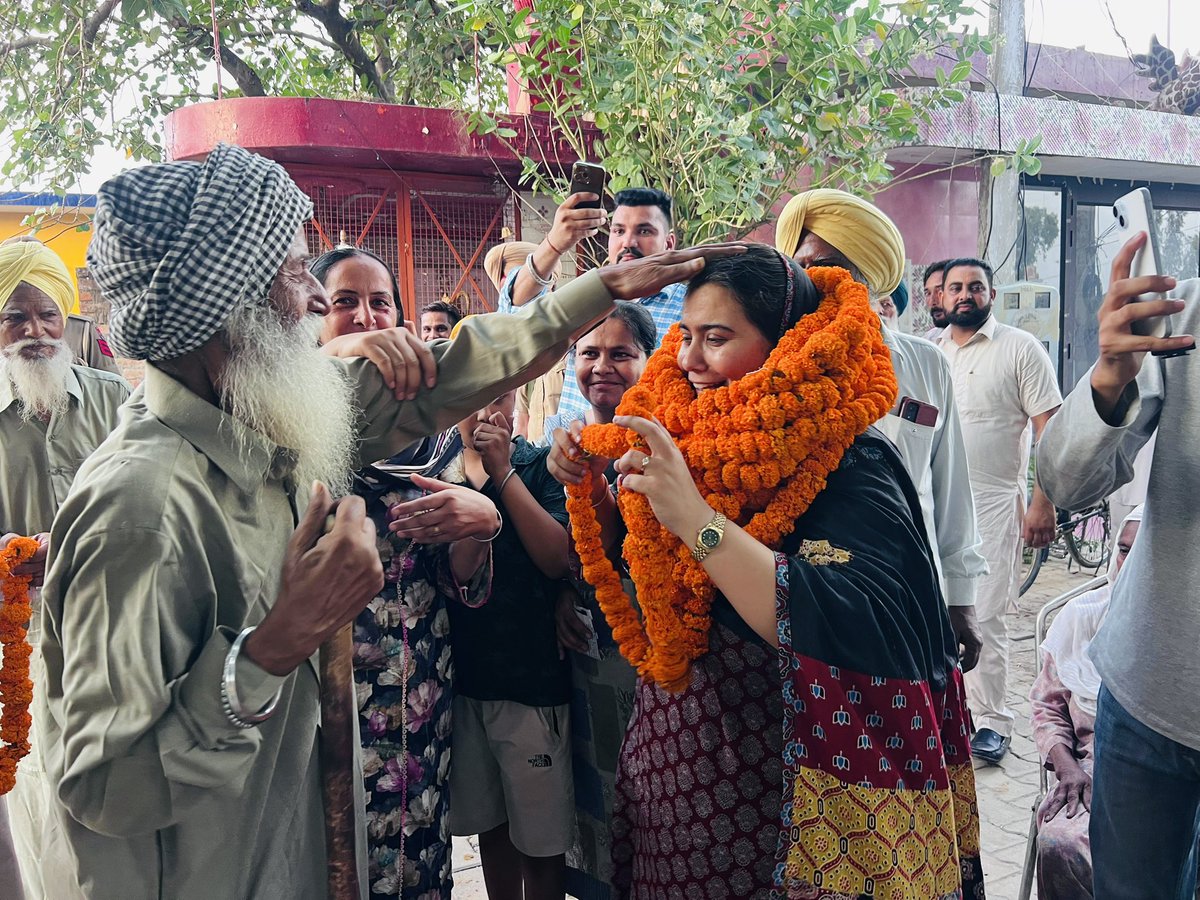 narinder_bharaj's tweet photo. ਪਿੰਡ ਖੇੜੀ ਗਿੱਲਾ,ਇਸ ਪਿਆਰ ਲਈ ਹਰ ਸਾਹ ਤੁਹਾਡਾ ਕਰਜ਼ਦਾਰ…❤️

ਪਿੰਡ ਖੇੜੀ ਗਿੱਲਾ ਵਿਖੇ ਲੋਕ ਮਿਲਣੀ ਦੌਰਾਨ ਪਿੰਡ ਵਾਸੀਆਂ ਨਾਲ ਮਿਲ ਕੇ ਬੇਅੰਤ ਪਿਆਰ ਅਤੇ ਸਤਿਕਾਰ ਮਿਲਿਆ। ਇਸ ਮੌਕੇ ‘ਮਾਨ ਸਰਕਾਰ’ ਵੱਲੋ ਕੀਤੇ ਜਾ ਰਹੇ ਸ਼ਾਨਦਾਰ ਕਾਰਜਾਂ ਅਤੇ ਲੋਕ ਭਲਾਈ ਸਕੀਮਾਂ ਬਾਰੇ ਵਿਚਾਰਾਂ ਦੀ ਸਾਂਝ ਪਾਈ। ਤੁਹਾਡੇ ਵਿਸ਼ਵਾਸ ਅਤੇ ਅਸੀਸਾਂ ਹੀ ਮੇਰੀ ਸਭ ਤੋਂ ਵੱਡੀ ਤਾਕਤ ਹਨ।ਸਮੁੱਚੀ ਪੰਚਾਇਤ.ਪਿੰਡ ਵਾਸੀਆਂ ਅਤੇ ਆਪ ਟੀਮ ਦਾ ਦਿਲੋਂ ਧੰਨਵਾਦ…

ਪੰਜਾਬ ਦਾ ਇੱਕੋ ਨਾਅਰਾ — ਭਗਵੰਤ ਮਾਨ ਦੁਬਾਰਾ।

@BhagwantMann @ArvindKejriwal @msisodia @AAPPunjab