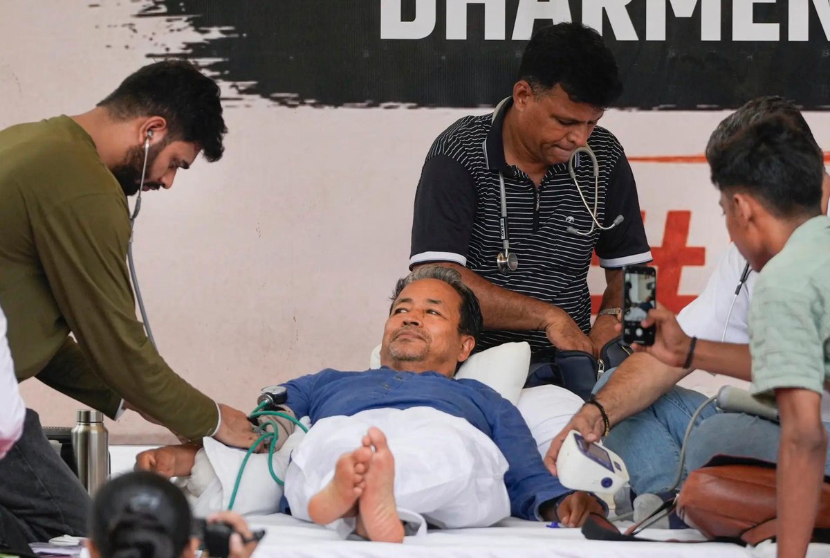 timesofindia's tweet photo. #InPics | Climate activist Sonam Wangchuk joined a hunger strike at Jantar Mantar over alleged irregularities in examinations, where protesters also demanded the resignation of Union Education Minister Dharmendra Pradhan.

The protest, organised by the Cockroach Janata Party (CJP), continued in the national capital with supporters gathering at the site.

Don’t miss the complete coverage - get the TOI App 👉 https://t.co/ogFaRsVinV

#SonamWangchuk #JantarMantar #Delhi #Education #Protest