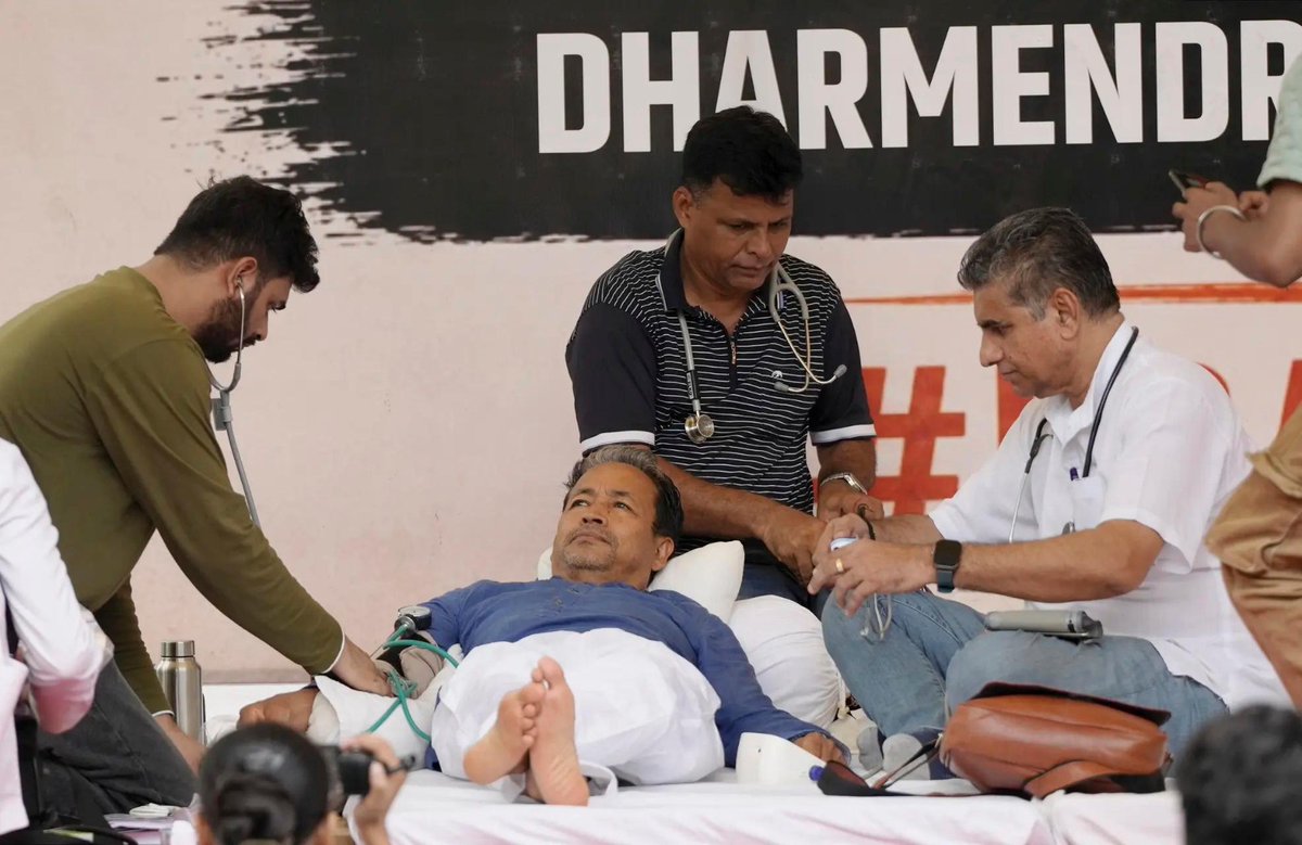 timesofindia's tweet photo. #InPics | Climate activist Sonam Wangchuk joined a hunger strike at Jantar Mantar over alleged irregularities in examinations, where protesters also demanded the resignation of Union Education Minister Dharmendra Pradhan.

The protest, organised by the Cockroach Janata Party (CJP), continued in the national capital with supporters gathering at the site.

Don’t miss the complete coverage - get the TOI App 👉 https://t.co/ogFaRsVinV

#SonamWangchuk #JantarMantar #Delhi #Education #Protest