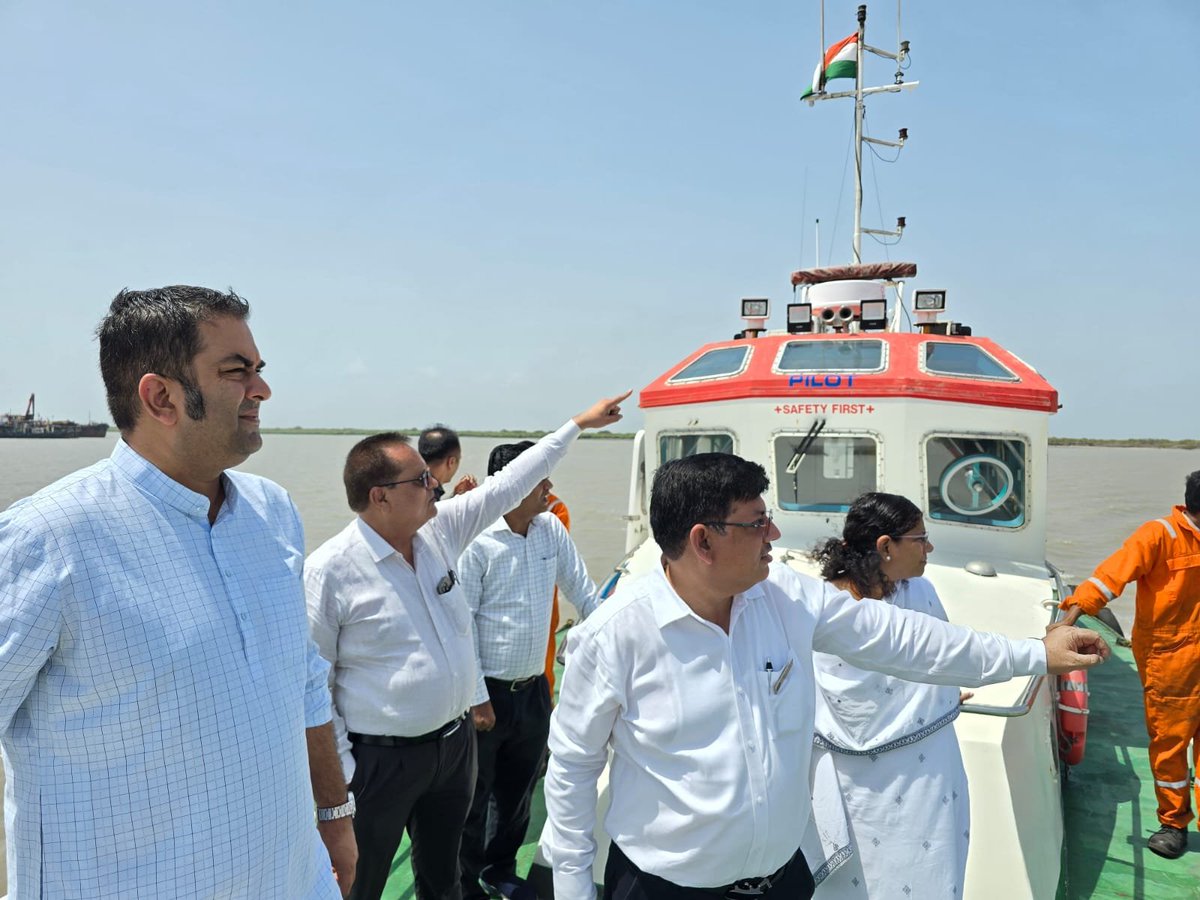 Kesridevsinh's tweet photo. મોરબી જિલ્લામાં આવેલું નવલખી પોર્ટ ગુજરાતના મહત્વપૂર્ણ બંદરોમાંનું એક છે, જે ખાસ કરીને ઔદ્યોગિક વેપાર અને બલ્ક કાર્ગોના પરિવહનમાં મહત્વની ભૂમિકા ભજવે છે.

પ્રથમ વખત નવલખી પોર્ટની સત્તાવાર મુલાકાત કરવાનો અવસર મળ્યો. આ મુલાકાત દરમિયાન પોર્ટની કાર્યપદ્ધતિ, https://t.co/QDyQYGeGmU
