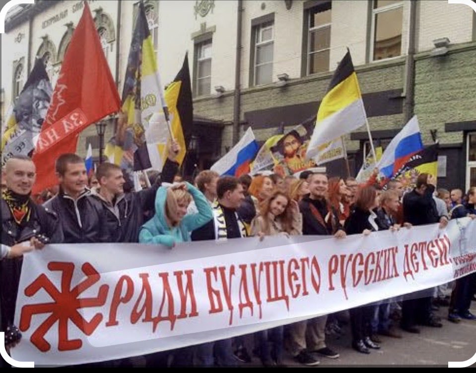 reverse3478's tweet photo. @khatsanovsky Коловрат (8-променева свастика) активно використовується серед російських неонацистів як «споконвічно російський» аналог гітлерівської свастики. У ультраправій ідеології символізує расову перевагу та агресивний націоналізм, замінюючи заборонену нацистську символіку. https://t.co/iGQC4MIuaj