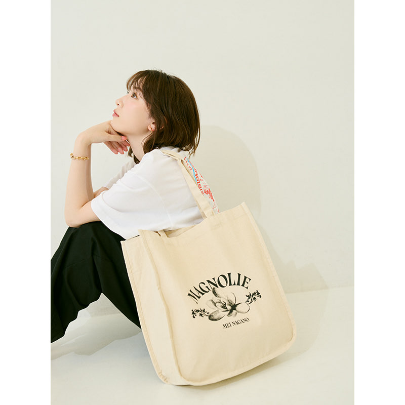 Meimo0924's tweet photo. グッズ数日前に届いて今やっとゆっくり見てたらTシャツのタグもかわいかった🥹
ラーメンどんぶり使うのも楽しみ〜！！
トートもポケットあって嬉しい！！
今回もグッズのセンス最高です💗
 #永野芽郁  #MAGNOLIE 
@mei_nagano0924 @meinagano_staff https://t.co/epYv37B4PG