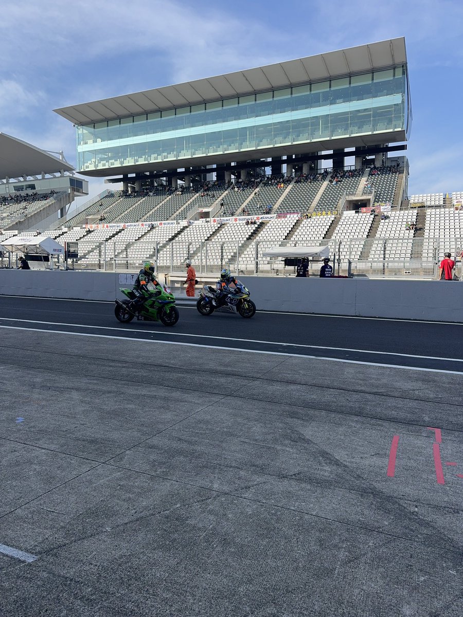 plazamito's tweet photo. #8耐 2回目のセッションに中山選手がスタート！
三人とも順調に予選を走ってます
がんばれ　#kawasaki 
#カワサキプラザ水戸　は　#モータースポーツ 大好き https://t.co/0YI6Lcebr6