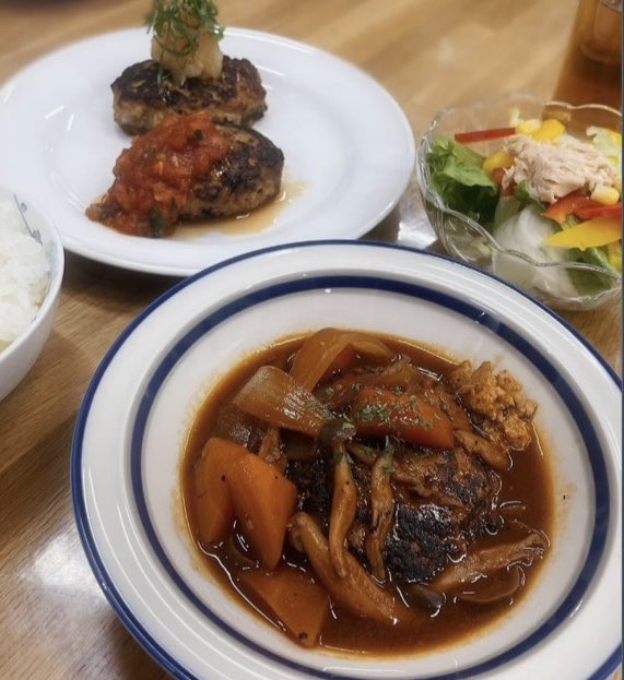 bar24365's tweet photo. 先月のエンジニアご飯会🍚

今回はハンバーグ✨
3種の味付けと山盛り過ぎてみんなお腹いっぱいになってくれました❤︎

美味しいのに家でも作れる手軽さって最高٩(๑❛ᴗ❛๑)۶

最近はメンバーさんがお子さんを連れて来てくれるようになって家族でも楽しめる会になりました！

実は今回で2周年㊗️ https://t.co/vnihbuD1PV