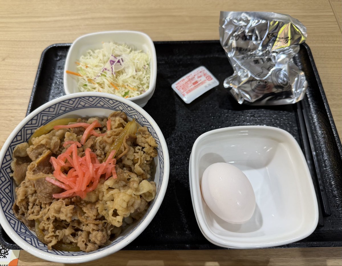 DmIZe1PiHcfpw7A's tweet photo. 牛丼地獄

本日はコラボセット買えました！
オープン前に近所の大型フードコート店に行ったら私以外ほぼ全員60歳以上の方。
会計並びの際に話を聞いていると皆さん息子にお願いされて昨日も来て2日連続だとかで仲良く話されていた。
一方でジジババに朝から牛丼は厳しく支払い前から今日は半分も食べれんの大合唱。
息子と言っても30歳超えてて実の親に4種コンプするまで毎朝吉野家行けってどんな千里行だよと思いながら付録開けたらハズレの紅生姜箱だった。色々と悲しい😭