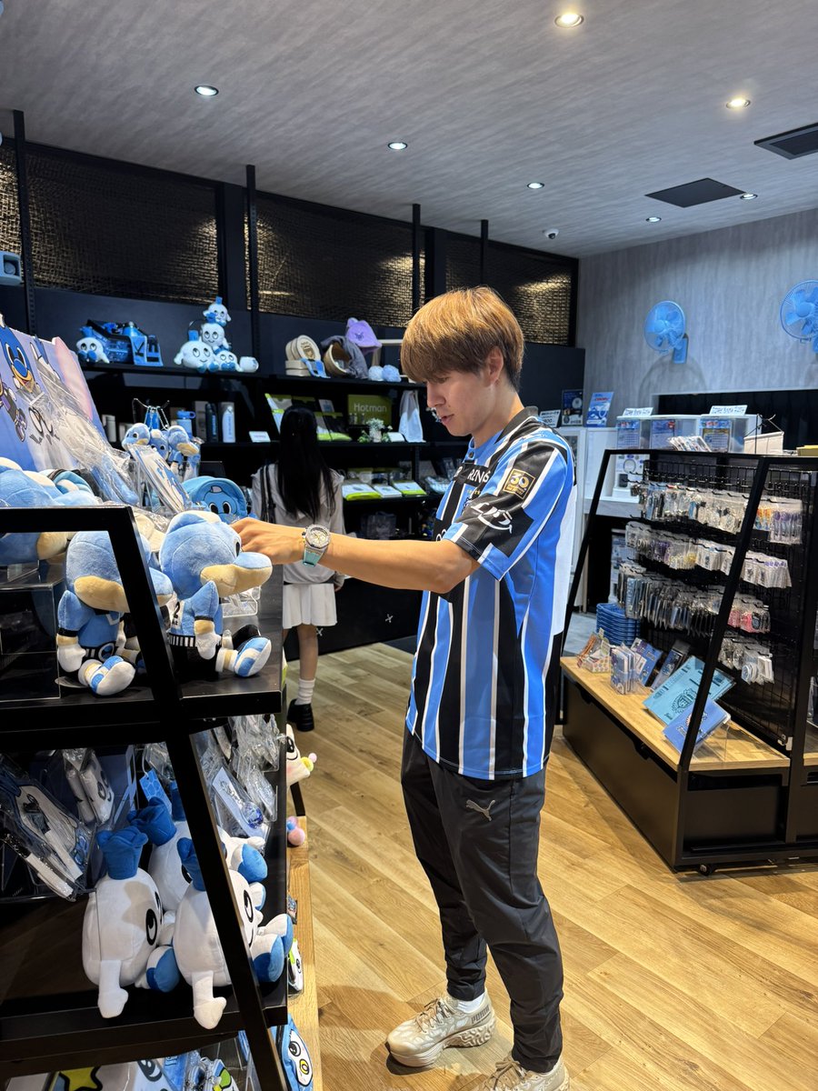 frontamgmg's tweet photo. #2026_27川崎商店街回り

アズネロに新ユニの試着しに来たら
挨拶回り中の脇坂選手🥹 https://t.co/wm22o9uy3C