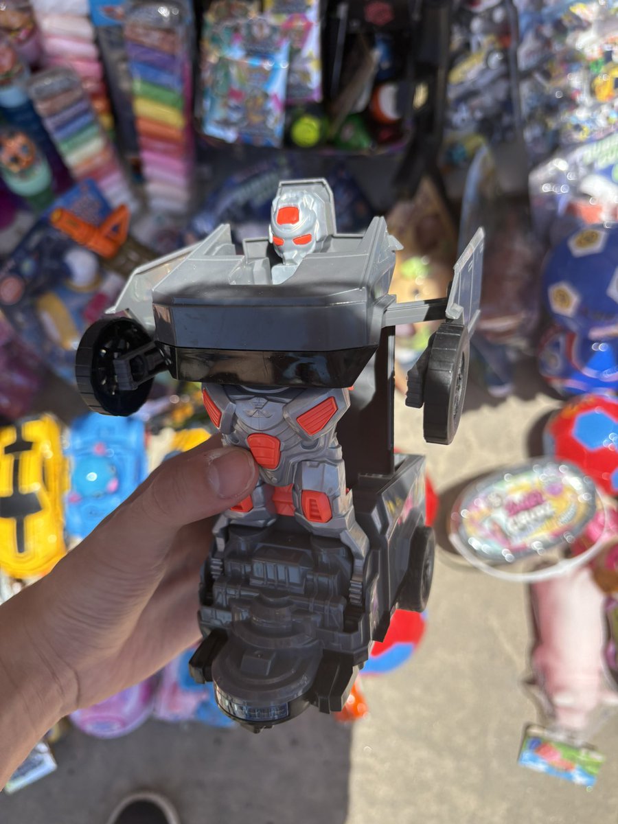 AdiantheDrawer's tweet photo. Just for Fun I want to show you some pictures I took while I was on the cruise trip. I found weird bootleg toys.
Like bootleg Amazing Digital Circus Toys, and a remote control Cybertruck robot. https://t.co/CClXdTVsvQ