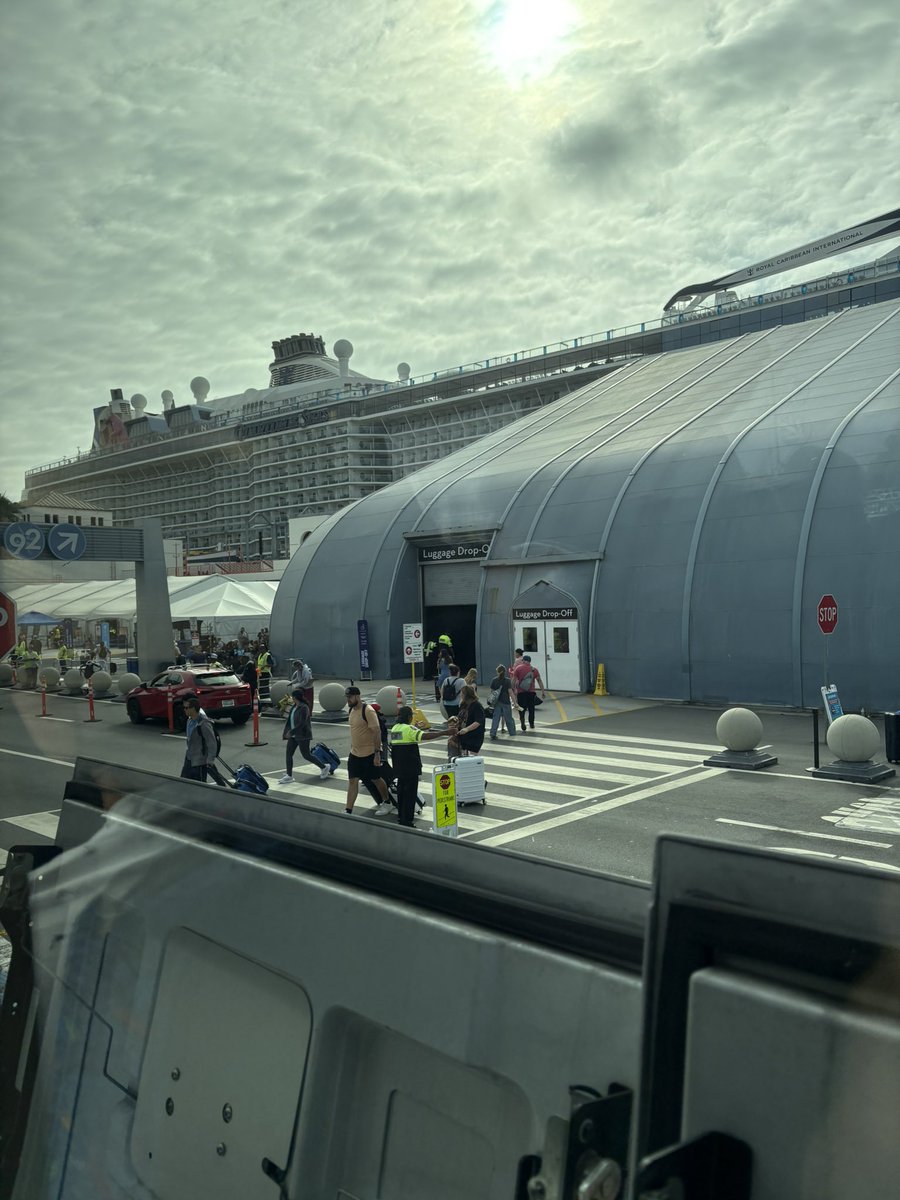 AdiantheDrawer's tweet photo. Just for Fun I want to show you some pictures I took while I was on the cruise trip. I found weird bootleg toys.
Like bootleg Amazing Digital Circus Toys, and a remote control Cybertruck robot. https://t.co/CClXdTVsvQ