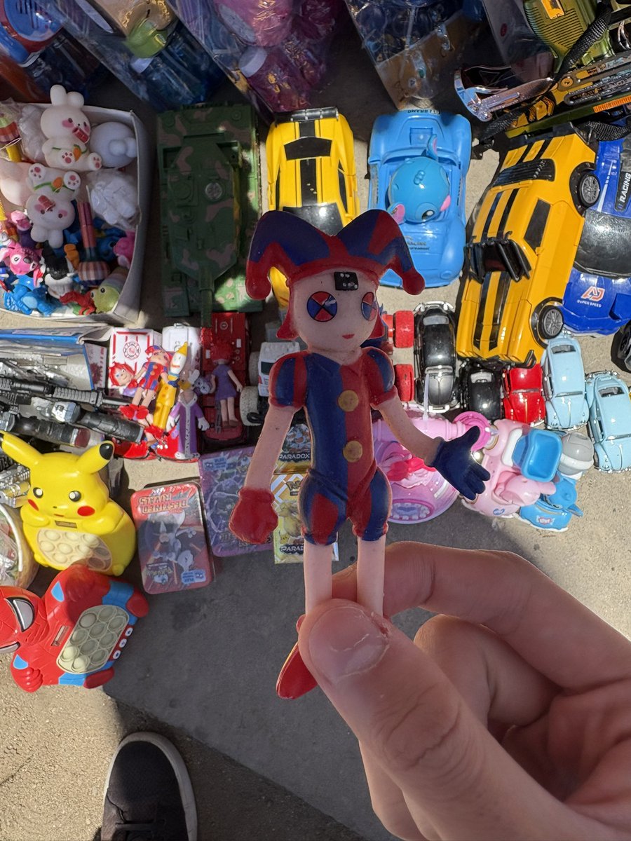 AdiantheDrawer's tweet photo. Just for Fun I want to show you some pictures I took while I was on the cruise trip. I found weird bootleg toys.
Like bootleg Amazing Digital Circus Toys, and a remote control Cybertruck robot. https://t.co/CClXdTVsvQ
