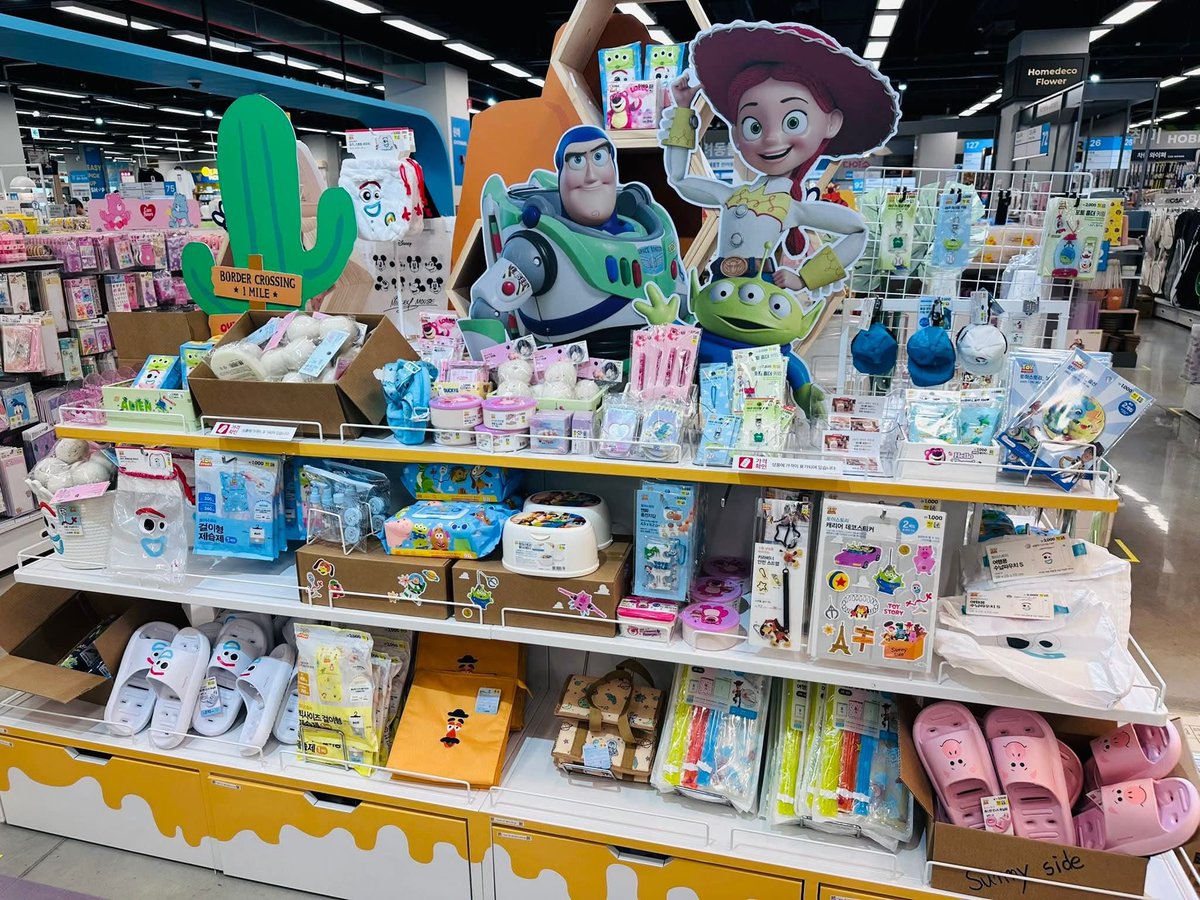 JSshop_ch's tweet photo. เปิดพรี✨️✨🇰🇷 เปิดพรีออเดอร์ Daiso Korea รอบใหม่! 🇰🇷✨
สาย Sanrio, Disney, Toy Story, Winnie the Pooh, Mickey  และอีกมากมาย ห้ามพลาด!

รับพรีสินค้าทั้งร้าน สามารถส่งรูปที่ต้องการมาให้เช็กได้เลย 🛒

⏳️ปิด 10/7 ส่งกลับแอร์ รวมภาษี
📮จัดส่งไทยเริ่ม 40.-

#มคจจเปิดพรี
#daisokorea https://t.co/3qyoET76zy