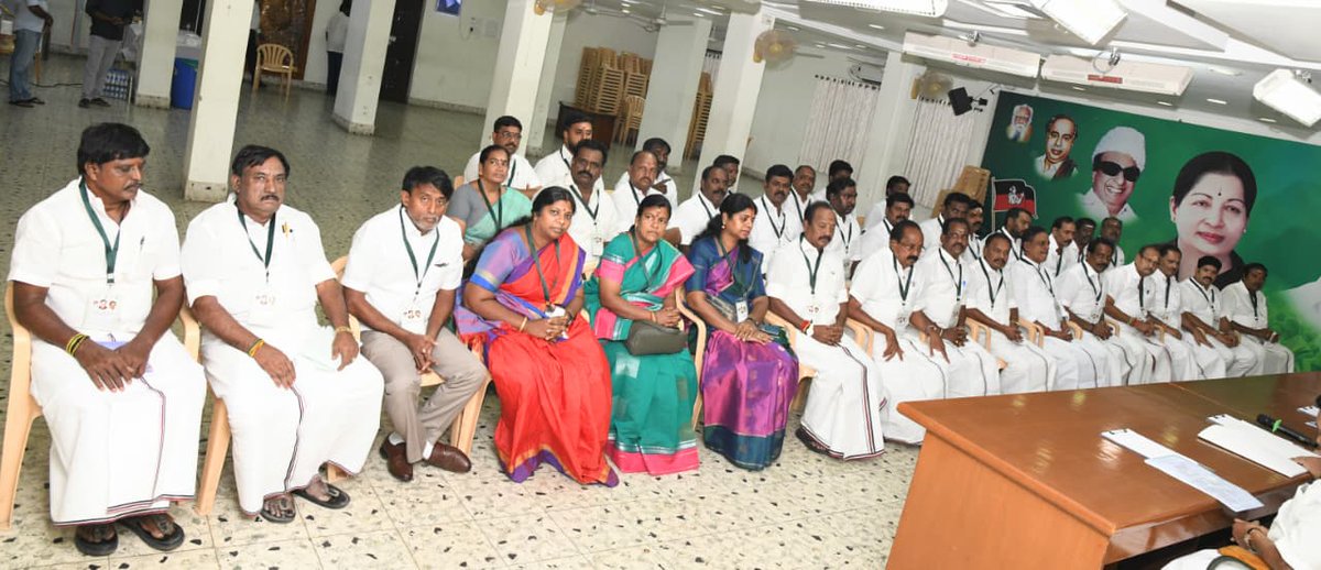 AIADMKOfficial's tweet photo. மாண்புமிகு கழகப் பொதுச் செயலாளர் புரட்சித் தமிழர் திரு. @EPSTamilNadu அவர்கள் தலைமையில், 

செங்கல்பட்டு கிழக்கு மற்றும் செங்கல்பட்டு மேற்கு மாவட்டத்திற்கு உட்பட்ட கழக நிர்வாகிகள் ஆலோசனைக் கூட்டம் தலைமைக் கழகம் புரட்சித் தலைவர் எம்ஜிஆர் மாளிகையில் நடைபெற்று வருகிறது.

#AIADMK https://t.co/ow7NfEfI70