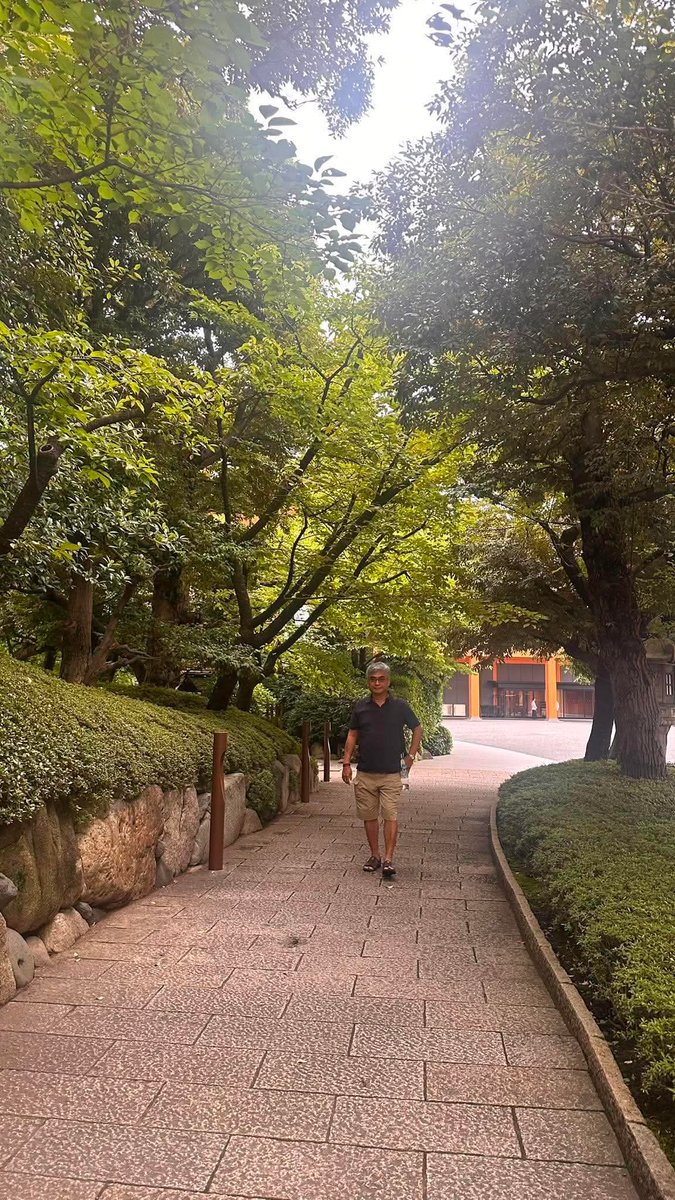 mannix050569's tweet photo. That serene path lined with lush greenery and the classic Japanese garden vibes at Happo-en are just perfect. Light filtering through the leaves gives a peaceful, meditative feel. “There is always a way to open any door” Happo-en is one of Tokyo’s hidden gems for gardens. https://t.co/rViWDtBK1j