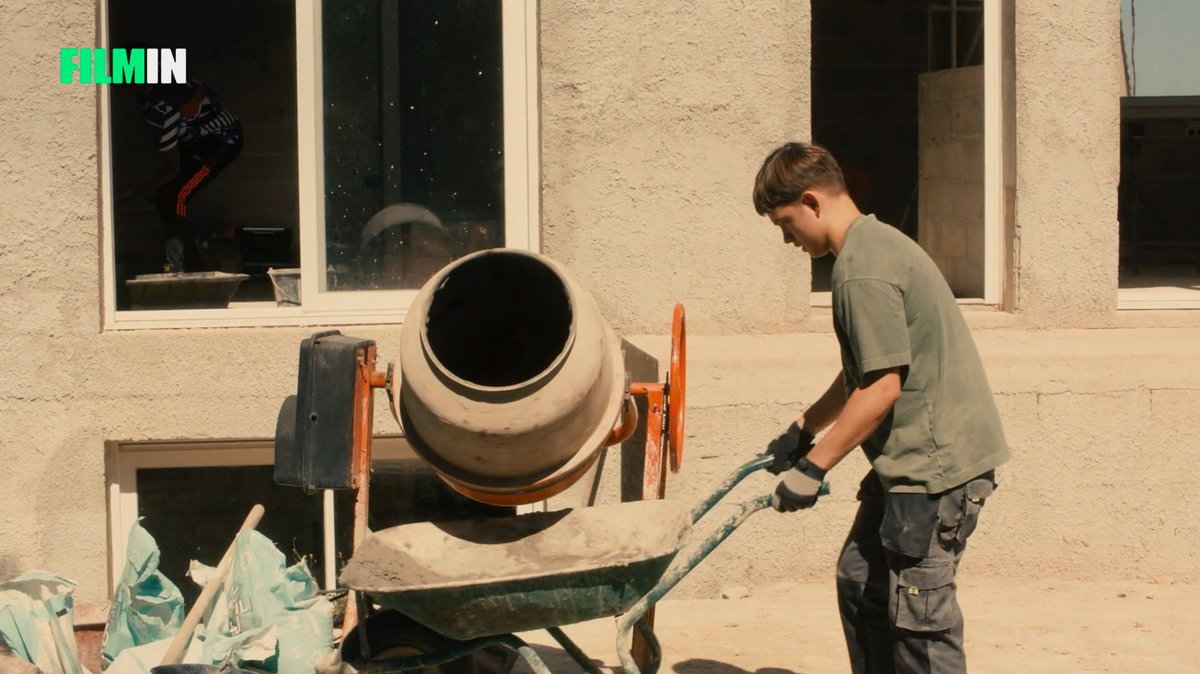 Filmin's tweet photo. Enzo tiene 16 años y trabaja en la obra. Todavía no sabe quién es, pero pronto lo va a descubrir. 

Si te gustó “Verano del 85” y “Fuegos artificiales”, no te pierdas lo nuevo del director de “120 pulsaciones por minuto”. https://t.co/kmFSp6fh5T