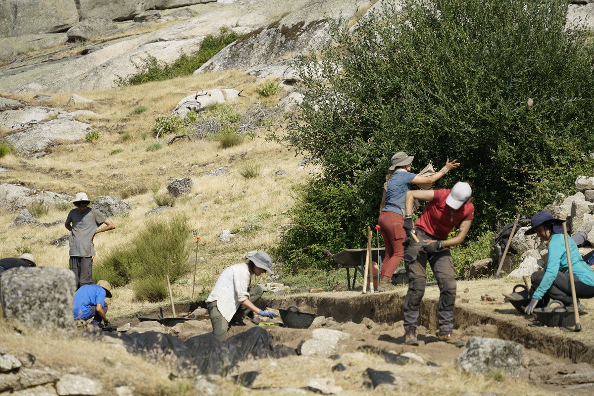 prehistoriaUCM's tweet photo. 🔍Estamos en temporada de #excavaciones #prehistoriaUCM, como la del @Proyecto_Ulaca, impresionante castro prerromano vetón en Ávila📍, lideradas por los profs. G. Ruiz Zapatero, J. Álvarez Sanchís y Jesús Rodríguez Hernández (#UCLM y de alma mater también #UCM). #Ulaca☀️🔥⛏️📸🔬 https://t.co/NAX2KY351r