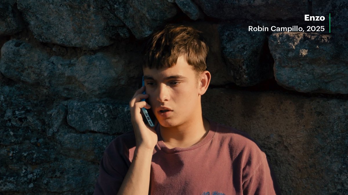 Filmin's tweet photo. Enzo tiene 16 años y trabaja en la obra. Todavía no sabe quién es, pero pronto lo va a descubrir. 

Si te gustó “Verano del 85” y “Fuegos artificiales”, no te pierdas lo nuevo del director de “120 pulsaciones por minuto”. https://t.co/kmFSp6fh5T