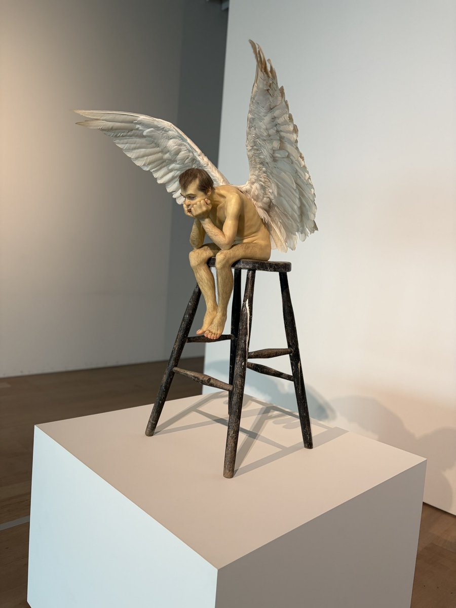 erikarea19's tweet photo. ロン・ミュエク展へ。

超写実的な人物彫刻で知られる現代彫刻家。会えて現実とは異なるスケールで人間を驚くほどリアルに表現している。

実際に作品を目の前にすると、その精密さと圧倒的な存在感に言葉を失う。驚き体験の時間だった！ https://t.co/M3cyc5YyJA