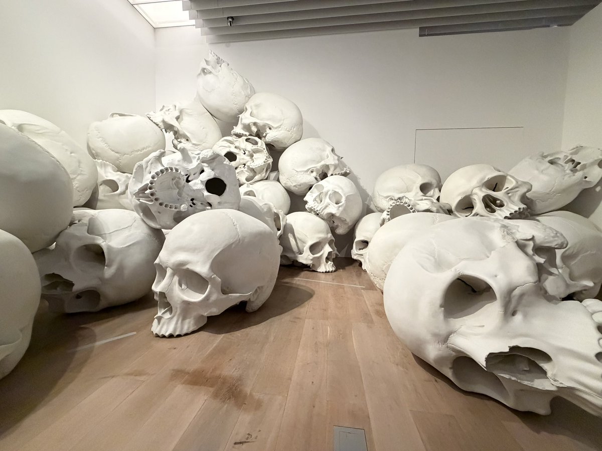 erikarea19's tweet photo. ロン・ミュエク展へ。

超写実的な人物彫刻で知られる現代彫刻家。会えて現実とは異なるスケールで人間を驚くほどリアルに表現している。

実際に作品を目の前にすると、その精密さと圧倒的な存在感に言葉を失う。驚き体験の時間だった！ https://t.co/M3cyc5YyJA
