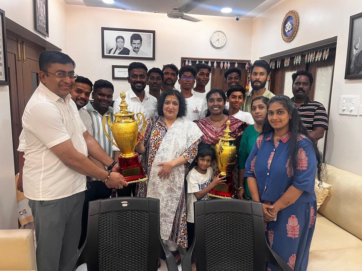 LathaRKOfficial's tweet photo. A proud moment for Tamil Nadu! After winning 🥈 Silver Medals in both the U-15 Boys and U-15 Girls categories at the 1st National U-15 Ice Hockey Championship 2026, the Tamil Nadu Ice Hockey team met Mrs. Latha Rajinikanth, Chairperson of Makkal Meddai, at her residence. https://t.co/LC7AY8T1BK