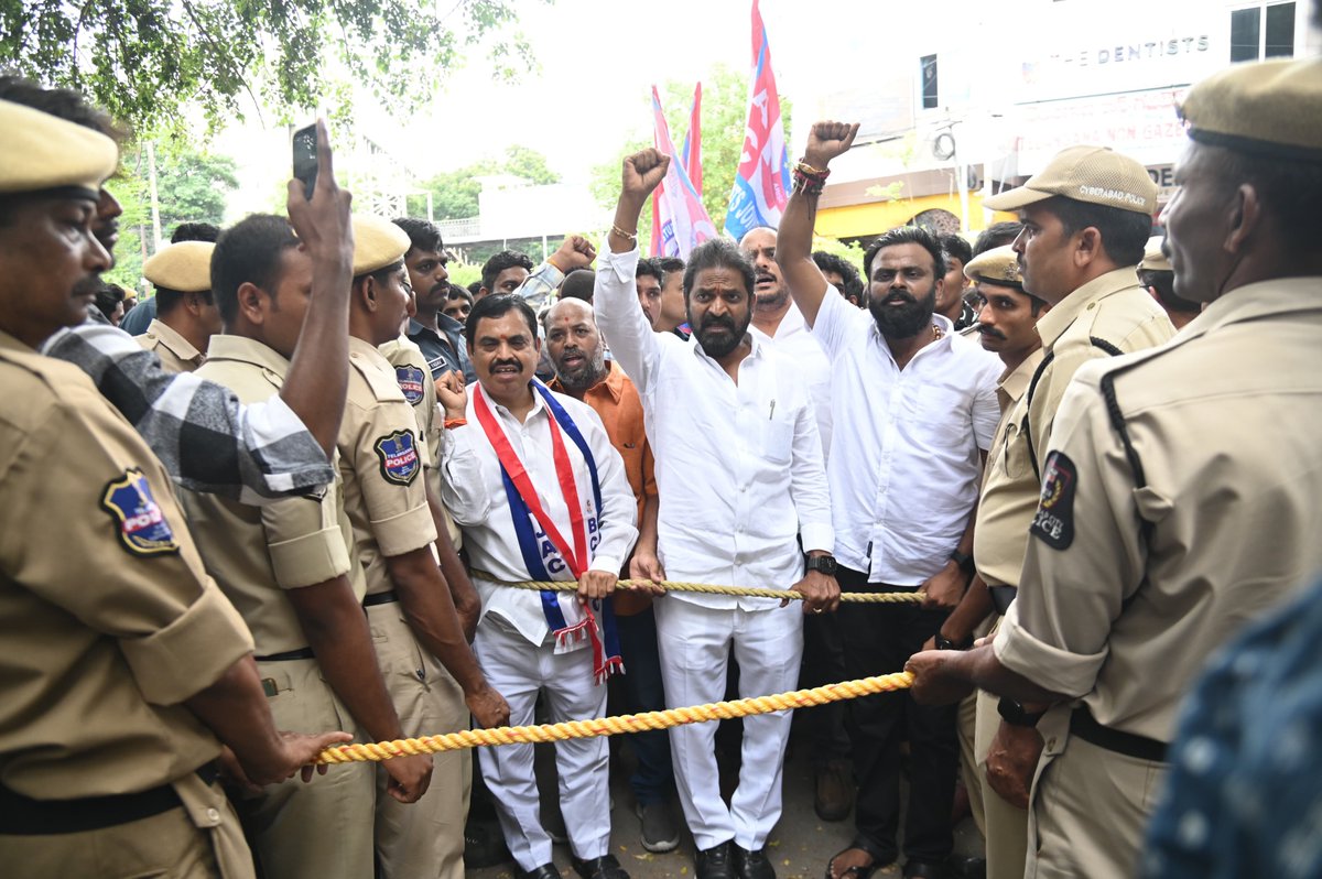 VSrinivasGoud's tweet photo. విద్యార్థుల ఫీజు రియంబర్స్ మెంట్ బకాయిలను వెంటనే చెల్లించాలి మరియు పాత పద్ధతిన ఫీజు రియాంబర్స్ మెంట్ ను నేరుగా కళాశాలలకు చెల్లించాలని డిమాండ్ చేస్తూ మాజీ మంత్రి వి శ్రీనివాస్ గౌడ్ గారు, తెలంగాణ విద్యార్థి జేఏసి చైర్మన్ వేముల రామకృష్ణ, బిసి సంఘం జేఏసీ నాయకులు గుజ్జ కృష్ణ, సురేష్ మరియు తదితరులు హైద్రాబాద్ మాసబ్ ట్యాంక్ లోని ఉన్నత విద్యా మండలిని ముట్టడించడం జరిగింది. అనంతరం ఉన్నత విద్యా మండలి చైర్మన్ ప్రొఫెసర్ బాలకృష్ణా రెడ్డి గారితో మాట్లాడి కౌన్సిలింగ్ విద్యార్థులకు ఫీజు రీయంబర్స్ మెంట్ ను ప్రభుత్వం చెల్లించే విధంగా చర్యలు తీసుకోవాలని డిమాండ్ చేయడం జరిగింది. 

ఈ సందర్భంగా మాజీ మంత్రి వి శ్రీనివాస్ గౌడ్ గారు మాట్లాడుతూ…

# విద్యార్థులు జీవితాలతో ప్రభుత్వం చెలగాటం ఆడుతుంది.
# తెలంగాణ సాధించింది పిల్లల చదువు..భవిష్యత్తు కోసం 
# నిరుద్యోగులకు ఉద్యోగ అవకాశాలు లేవు.. అశోక్ నగర్ కి ఒక్క మంత్రి పోయే పరిస్థితి లేదు.. వెళ్లి నిరుద్యోగులతో మాట్లాడే దమ్ము ఉందా..?
# రాజశేఖర్ రెడ్డి ఉన్న సమయంలోనే ఫీజు రేయంబర్స్  మెంట్ పథకం తీసుకువచ్చారు.. పేద పిల్లల ఉన్నత చదువు కోసం మేము కొనసాగించాము.
# విదేశాల్లో ఉన్నత చదువులు చదువుకునేందుకు కూడా బీ ఆర్ ఎస్ ప్రభుత్వ హయాంలో ఆర్ధిక సహాయం అందించాము 
# గురుకుల విద్యార్హ్తులకు కూడా ప్రమాణాలతో కూడిన విద్య..నాణ్యమైన విద్య కెసిఆర్ గారు అందించారు.
# ప్రభుత్వం ఫీజు రేయంబర్స్ మెంట్ బకాయిలు ఇవ్వడం లేదు.. చదువు పూర్తి చేసుకున్న వారికీ సర్టిఫికెట్ ఇవ్వడం లేదు.. ఫీజు కడితేనే ఇస్తామని అంటున్నారు.. ఉద్యోగాలు.. ఉన్నత చదువులకు వెళ్లేందుకు సమస్య వస్తుంది.
# ప్రభుత్వం బకాయిలు ఇవ్వకపోవడంతో ప్రైవేట్ కాలేజీలు అధ్యాపకులు వేతనాలు ఇవ్వడం లేదు.. అధ్యాపకుల కుటుంబాలు కూడా ఆర్ధికంగా ఇబ్బందులు పడుతున్నాయి. 
# కాలేజీ ల మీద బెదిరింపులకు దిగకుండా వారికీ నిధులు ఇస్తామని నచ్చ చెప్పి పాత పద్దతిలోనే ఇంజనీరింగ్ అడ్మిషన్ తీసుకునే విధంగా చూడాలి.
# ఇప్పటికే కౌన్సెలింగ్ చివరిదశలో ఉంది.. విద్యార్థులు నుంచి ఫీజు తీసుకోకుండా పాత పద్దతిలో అడ్మిషన్లు తీసుకోవాలని చెప్పండి.
# విద్యార్థులు పోరాటాల వైపు మళ్లితే ఎవరు ఆపలేరు ..ఆత్మ బలిదానాలు చేసుకొని తెలంగాణ తెచ్చుకున్నది విద్యార్థులు..నిరుద్యోగులు ఇబ్బంది పడేందుకు కాదు.
# విద్య వ్యవస్థ చిన్నాభిన్నం ఐంది.. ముఖ్యమంత్రి శాఖ అవసరం అయితే వేరే వాళ్లకు ఇవ్వాలి.. వెంటనే సమీక్షా చెసి పరిస్థితులను చక్క దిద్దాలి. 
# ఫీజు రేయంబర్స్ మీద 7 తేదీలోపు అధికార ప్రకటన చేయకుంటే చలో ఇందిరా పార్క్ కార్యక్రమాన్ని చేపట్టి ..అవసరం అయితే హైదరాబాద్ ను ముట్టడించి ఉద్యమ కార్యాచరణ చేపడతామని అన్నారు.