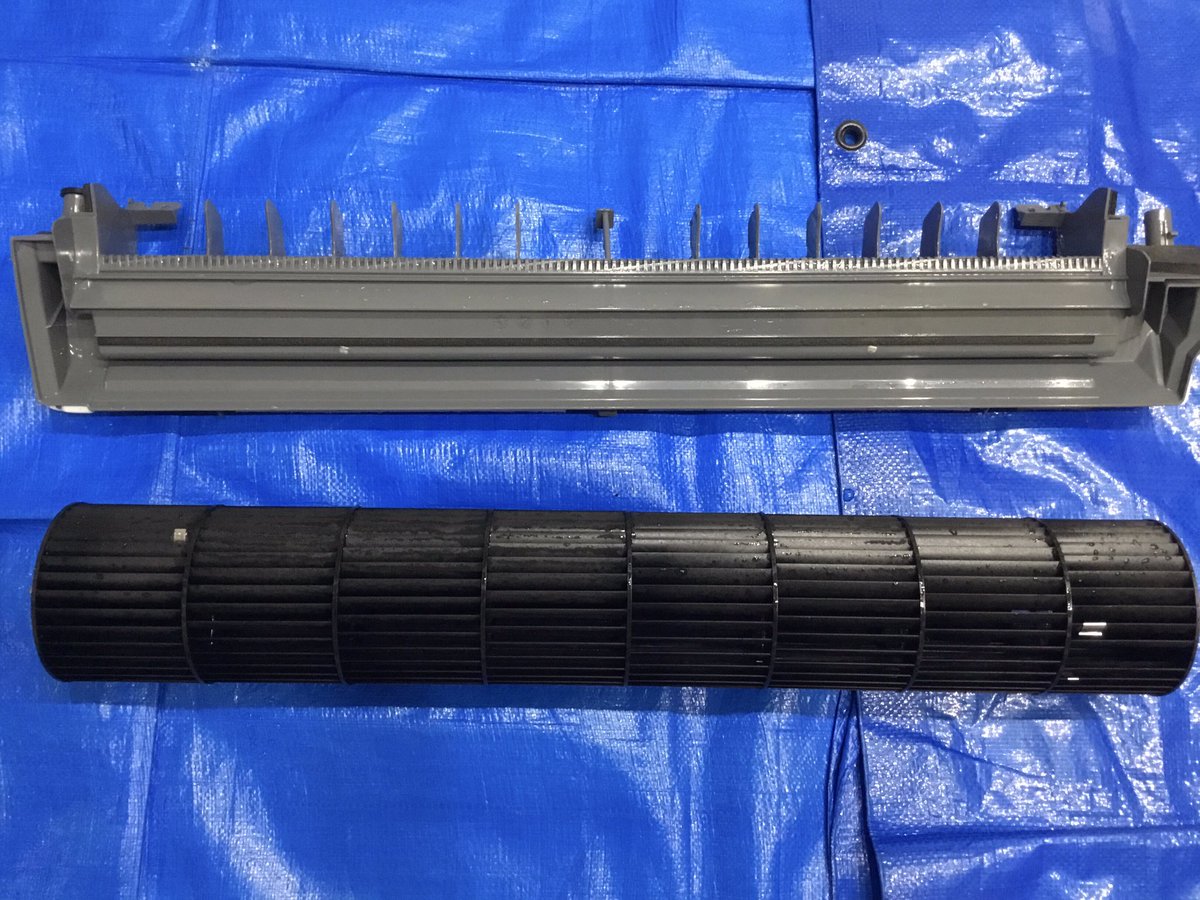 tenyuhcs's tweet photo. 本日午前は、三菱電機霧ヶ峰ノーマル2019年製でした。
7年目で初めてのクリーニングです。
この時期の霧ヶ峰は本当に素晴らしいです。
ネジを5本外すだけでこの状態になります。 https://t.co/aFqb2OQCwB