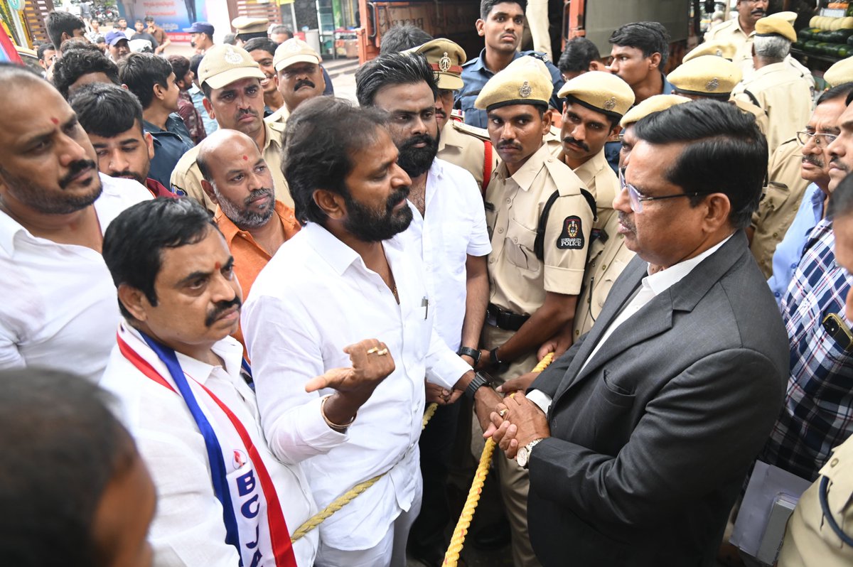 VSrinivasGoud's tweet photo. విద్యార్థుల ఫీజు రియంబర్స్ మెంట్ బకాయిలను వెంటనే చెల్లించాలి మరియు పాత పద్ధతిన ఫీజు రియాంబర్స్ మెంట్ ను నేరుగా కళాశాలలకు చెల్లించాలని డిమాండ్ చేస్తూ మాజీ మంత్రి వి శ్రీనివాస్ గౌడ్ గారు, తెలంగాణ విద్యార్థి జేఏసి చైర్మన్ వేముల రామకృష్ణ, బిసి సంఘం జేఏసీ నాయకులు గుజ్జ కృష్ణ, సురేష్ మరియు తదితరులు హైద్రాబాద్ మాసబ్ ట్యాంక్ లోని ఉన్నత విద్యా మండలిని ముట్టడించడం జరిగింది. అనంతరం ఉన్నత విద్యా మండలి చైర్మన్ ప్రొఫెసర్ బాలకృష్ణా రెడ్డి గారితో మాట్లాడి కౌన్సిలింగ్ విద్యార్థులకు ఫీజు రీయంబర్స్ మెంట్ ను ప్రభుత్వం చెల్లించే విధంగా చర్యలు తీసుకోవాలని డిమాండ్ చేయడం జరిగింది. 

ఈ సందర్భంగా మాజీ మంత్రి వి శ్రీనివాస్ గౌడ్ గారు మాట్లాడుతూ…

# విద్యార్థులు జీవితాలతో ప్రభుత్వం చెలగాటం ఆడుతుంది.
# తెలంగాణ సాధించింది పిల్లల చదువు..భవిష్యత్తు కోసం 
# నిరుద్యోగులకు ఉద్యోగ అవకాశాలు లేవు.. అశోక్ నగర్ కి ఒక్క మంత్రి పోయే పరిస్థితి లేదు.. వెళ్లి నిరుద్యోగులతో మాట్లాడే దమ్ము ఉందా..?
# రాజశేఖర్ రెడ్డి ఉన్న సమయంలోనే ఫీజు రేయంబర్స్  మెంట్ పథకం తీసుకువచ్చారు.. పేద పిల్లల ఉన్నత చదువు కోసం మేము కొనసాగించాము.
# విదేశాల్లో ఉన్నత చదువులు చదువుకునేందుకు కూడా బీ ఆర్ ఎస్ ప్రభుత్వ హయాంలో ఆర్ధిక సహాయం అందించాము 
# గురుకుల విద్యార్హ్తులకు కూడా ప్రమాణాలతో కూడిన విద్య..నాణ్యమైన విద్య కెసిఆర్ గారు అందించారు.
# ప్రభుత్వం ఫీజు రేయంబర్స్ మెంట్ బకాయిలు ఇవ్వడం లేదు.. చదువు పూర్తి చేసుకున్న వారికీ సర్టిఫికెట్ ఇవ్వడం లేదు.. ఫీజు కడితేనే ఇస్తామని అంటున్నారు.. ఉద్యోగాలు.. ఉన్నత చదువులకు వెళ్లేందుకు సమస్య వస్తుంది.
# ప్రభుత్వం బకాయిలు ఇవ్వకపోవడంతో ప్రైవేట్ కాలేజీలు అధ్యాపకులు వేతనాలు ఇవ్వడం లేదు.. అధ్యాపకుల కుటుంబాలు కూడా ఆర్ధికంగా ఇబ్బందులు పడుతున్నాయి. 
# కాలేజీ ల మీద బెదిరింపులకు దిగకుండా వారికీ నిధులు ఇస్తామని నచ్చ చెప్పి పాత పద్దతిలోనే ఇంజనీరింగ్ అడ్మిషన్ తీసుకునే విధంగా చూడాలి.
# ఇప్పటికే కౌన్సెలింగ్ చివరిదశలో ఉంది.. విద్యార్థులు నుంచి ఫీజు తీసుకోకుండా పాత పద్దతిలో అడ్మిషన్లు తీసుకోవాలని చెప్పండి.
# విద్యార్థులు పోరాటాల వైపు మళ్లితే ఎవరు ఆపలేరు ..ఆత్మ బలిదానాలు చేసుకొని తెలంగాణ తెచ్చుకున్నది విద్యార్థులు..నిరుద్యోగులు ఇబ్బంది పడేందుకు కాదు.
# విద్య వ్యవస్థ చిన్నాభిన్నం ఐంది.. ముఖ్యమంత్రి శాఖ అవసరం అయితే వేరే వాళ్లకు ఇవ్వాలి.. వెంటనే సమీక్షా చెసి పరిస్థితులను చక్క దిద్దాలి. 
# ఫీజు రేయంబర్స్ మీద 7 తేదీలోపు అధికార ప్రకటన చేయకుంటే చలో ఇందిరా పార్క్ కార్యక్రమాన్ని చేపట్టి ..అవసరం అయితే హైదరాబాద్ ను ముట్టడించి ఉద్యమ కార్యాచరణ చేపడతామని అన్నారు.