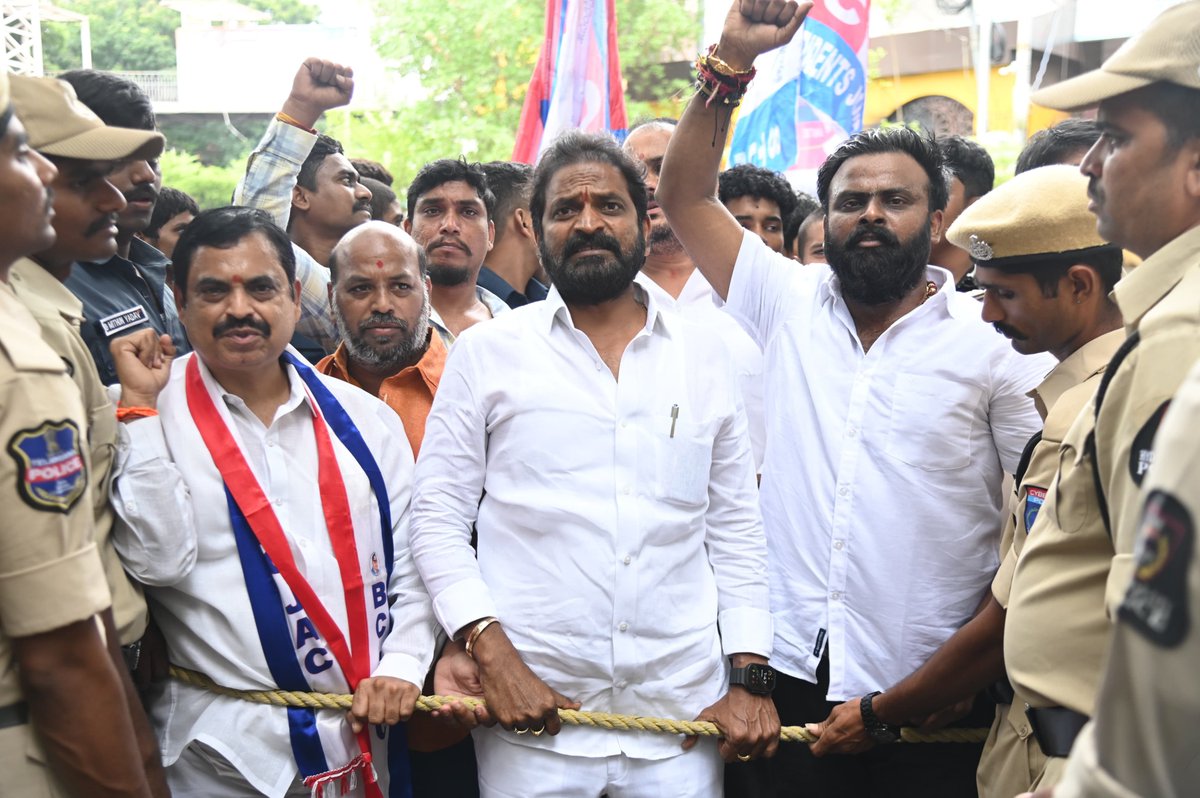 VSrinivasGoud's tweet photo. విద్యార్థుల ఫీజు రియంబర్స్ మెంట్ బకాయిలను వెంటనే చెల్లించాలి మరియు పాత పద్ధతిన ఫీజు రియాంబర్స్ మెంట్ ను నేరుగా కళాశాలలకు చెల్లించాలని డిమాండ్ చేస్తూ మాజీ మంత్రి వి శ్రీనివాస్ గౌడ్ గారు, తెలంగాణ విద్యార్థి జేఏసి చైర్మన్ వేముల రామకృష్ణ, బిసి సంఘం జేఏసీ నాయకులు గుజ్జ కృష్ణ, సురేష్ మరియు తదితరులు హైద్రాబాద్ మాసబ్ ట్యాంక్ లోని ఉన్నత విద్యా మండలిని ముట్టడించడం జరిగింది. అనంతరం ఉన్నత విద్యా మండలి చైర్మన్ ప్రొఫెసర్ బాలకృష్ణా రెడ్డి గారితో మాట్లాడి కౌన్సిలింగ్ విద్యార్థులకు ఫీజు రీయంబర్స్ మెంట్ ను ప్రభుత్వం చెల్లించే విధంగా చర్యలు తీసుకోవాలని డిమాండ్ చేయడం జరిగింది. 

ఈ సందర్భంగా మాజీ మంత్రి వి శ్రీనివాస్ గౌడ్ గారు మాట్లాడుతూ…

# విద్యార్థులు జీవితాలతో ప్రభుత్వం చెలగాటం ఆడుతుంది.
# తెలంగాణ సాధించింది పిల్లల చదువు..భవిష్యత్తు కోసం 
# నిరుద్యోగులకు ఉద్యోగ అవకాశాలు లేవు.. అశోక్ నగర్ కి ఒక్క మంత్రి పోయే పరిస్థితి లేదు.. వెళ్లి నిరుద్యోగులతో మాట్లాడే దమ్ము ఉందా..?
# రాజశేఖర్ రెడ్డి ఉన్న సమయంలోనే ఫీజు రేయంబర్స్  మెంట్ పథకం తీసుకువచ్చారు.. పేద పిల్లల ఉన్నత చదువు కోసం మేము కొనసాగించాము.
# విదేశాల్లో ఉన్నత చదువులు చదువుకునేందుకు కూడా బీ ఆర్ ఎస్ ప్రభుత్వ హయాంలో ఆర్ధిక సహాయం అందించాము 
# గురుకుల విద్యార్హ్తులకు కూడా ప్రమాణాలతో కూడిన విద్య..నాణ్యమైన విద్య కెసిఆర్ గారు అందించారు.
# ప్రభుత్వం ఫీజు రేయంబర్స్ మెంట్ బకాయిలు ఇవ్వడం లేదు.. చదువు పూర్తి చేసుకున్న వారికీ సర్టిఫికెట్ ఇవ్వడం లేదు.. ఫీజు కడితేనే ఇస్తామని అంటున్నారు.. ఉద్యోగాలు.. ఉన్నత చదువులకు వెళ్లేందుకు సమస్య వస్తుంది.
# ప్రభుత్వం బకాయిలు ఇవ్వకపోవడంతో ప్రైవేట్ కాలేజీలు అధ్యాపకులు వేతనాలు ఇవ్వడం లేదు.. అధ్యాపకుల కుటుంబాలు కూడా ఆర్ధికంగా ఇబ్బందులు పడుతున్నాయి. 
# కాలేజీ ల మీద బెదిరింపులకు దిగకుండా వారికీ నిధులు ఇస్తామని నచ్చ చెప్పి పాత పద్దతిలోనే ఇంజనీరింగ్ అడ్మిషన్ తీసుకునే విధంగా చూడాలి.
# ఇప్పటికే కౌన్సెలింగ్ చివరిదశలో ఉంది.. విద్యార్థులు నుంచి ఫీజు తీసుకోకుండా పాత పద్దతిలో అడ్మిషన్లు తీసుకోవాలని చెప్పండి.
# విద్యార్థులు పోరాటాల వైపు మళ్లితే ఎవరు ఆపలేరు ..ఆత్మ బలిదానాలు చేసుకొని తెలంగాణ తెచ్చుకున్నది విద్యార్థులు..నిరుద్యోగులు ఇబ్బంది పడేందుకు కాదు.
# విద్య వ్యవస్థ చిన్నాభిన్నం ఐంది.. ముఖ్యమంత్రి శాఖ అవసరం అయితే వేరే వాళ్లకు ఇవ్వాలి.. వెంటనే సమీక్షా చెసి పరిస్థితులను చక్క దిద్దాలి. 
# ఫీజు రేయంబర్స్ మీద 7 తేదీలోపు అధికార ప్రకటన చేయకుంటే చలో ఇందిరా పార్క్ కార్యక్రమాన్ని చేపట్టి ..అవసరం అయితే హైదరాబాద్ ను ముట్టడించి ఉద్యమ కార్యాచరణ చేపడతామని అన్నారు.