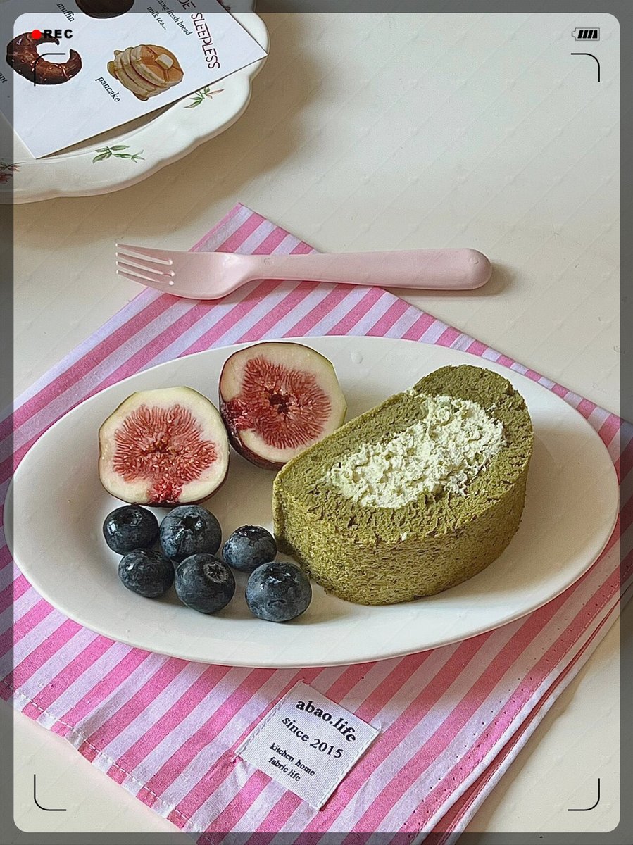 iamashlimonae's tweet photo. Craving this warm matcha lava cake with a gooey center and a dusting of powdered sugar—perfect afternoon pick-me-up!， https://t.co/2ZtGMxqZqm