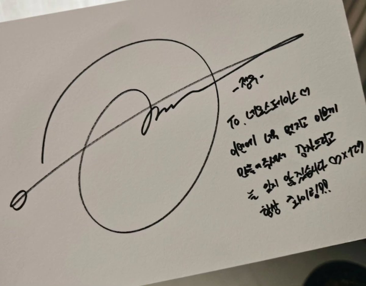 usmyzeus's tweet photo. 260703 정우 집 인테리어 담당자님 인스타그램 #정우 #JUNGWOO 

요 며칠 알람이 유독 많이 울려서 
무슨 일인가 했더니,
NCT 정우님의 집이 공개되면서 많은 팬 분들이 찾아와주셨네요.

공개 전까지는 따로 이야기하지 않았던 프로젝트인데,
이제 영상이 공개되어 저도 조심스럽게 기록해봅니다.

하나의 공간이 완성되기까지 함께 고민하고
차근차근 만들어갔던 시간만큼,
저에게도 오래 기억에 남을 뜻깊은 공간이에요.

그리고 작업이 끝난 뒤 받은 따뜻한 사인을
이제야 올려보네요 :)

공간의 이야기는 NCT유튜브에서 
만나보실수 있어요.🤗

건강하게 군 생활 잘 마치고 돌아오시길,
늘 응원할께요.🤍