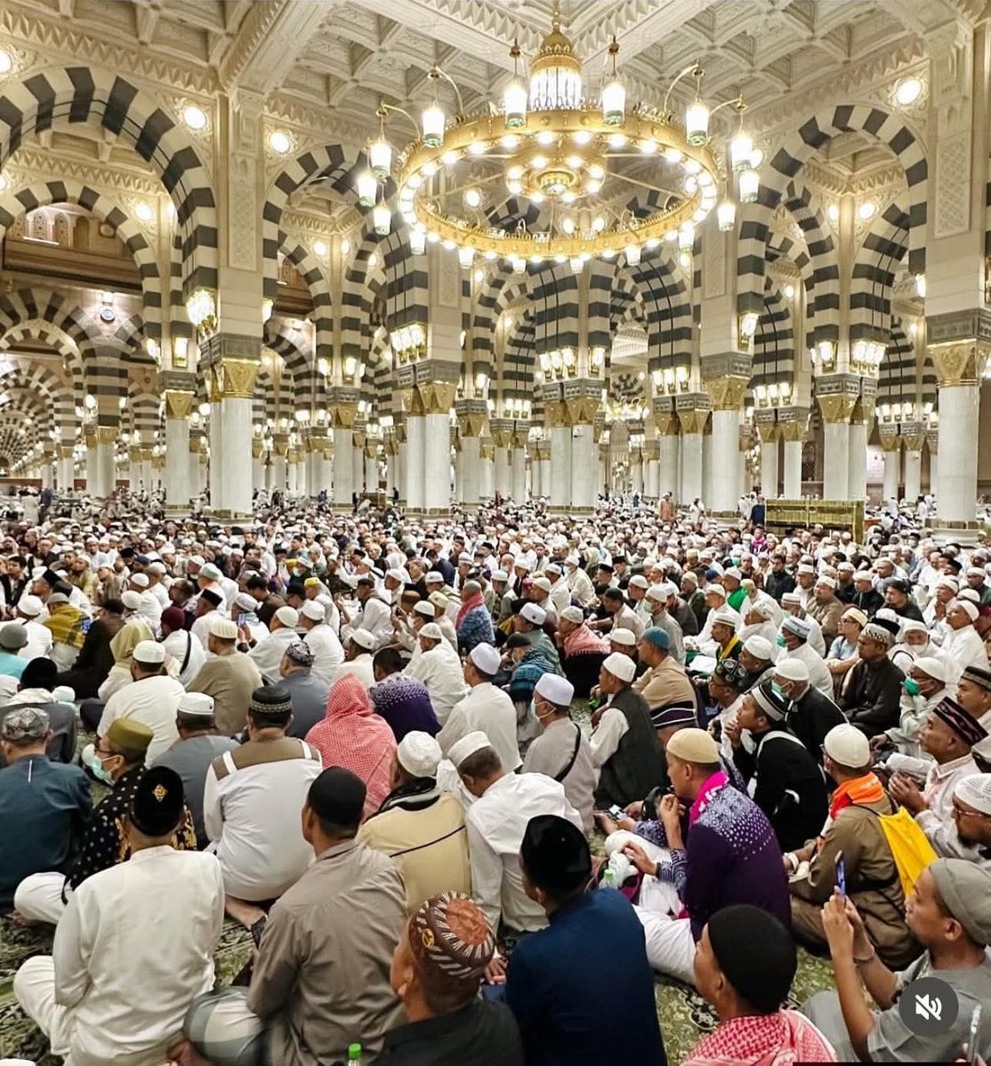 fotodakwah's tweet photo. Bukan majelis syaikh Abdurrazzaq, ini adalah majelis al-ustadz Dr. Ariful Bahri asal Indonesia. Sama seperti majelis syaikh Abdurrazzaq, majelis ini terhitung sebagai majelis ilmu di masjid Nabawi yang terbanyak jumlah pesertanya.
____
Pemandangan yang begitu menyejukkan. Kami doakan semoga anda sekalian bisa bermajelis ilmu di masjid Nabawi.