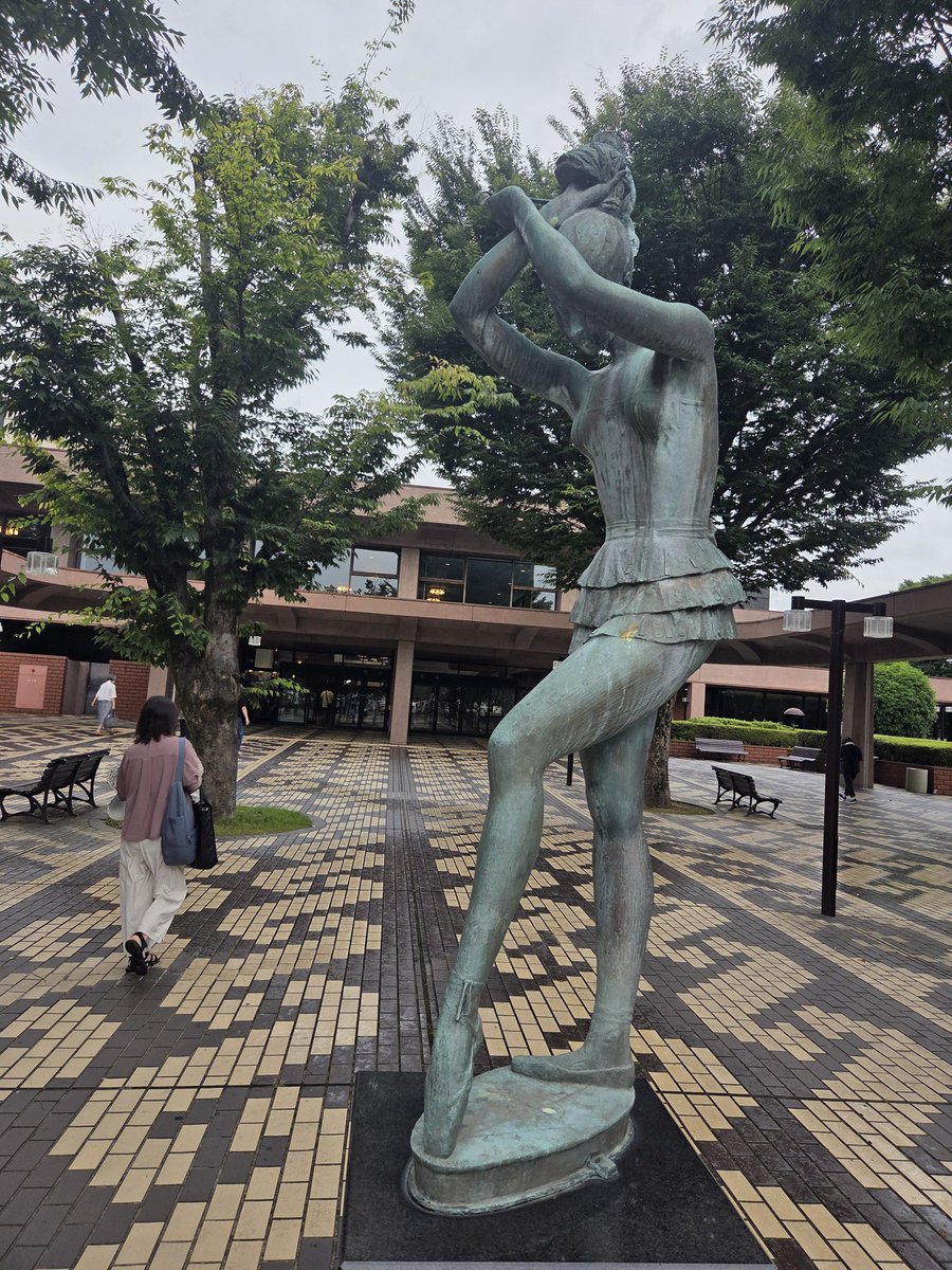lucy015670's tweet photo. #林部智史
#熊本県立劇場
外は暗く灯りが灯ってます。今日は、バンドのメンバーさんの音を凄く拾えて、ホントに曲や林部さんを何倍にも魅力的にしてくださってるなって思えた。感謝です！10周年をぎゅっと濃縮したコンサート。飾りや派手さを極力省くと本物の実力がないと成り立たない本物です貴方は！ https://t.co/xN47dvtb7y