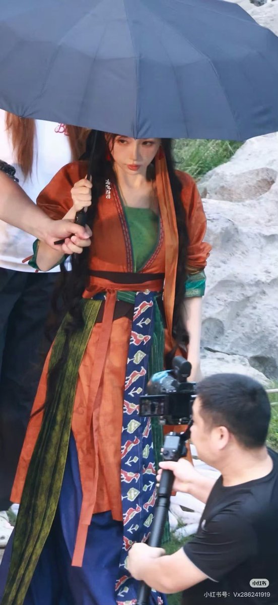 nianxiangsi's tweet photo. 030726 | #长生骨 filming day 4

He Pan’s new outfit color palette is absolutely fresh and gorgeous! Really hoping Xinxin gets plenty of good shots in this fit. 😍

© as tagged 

#YuShuxin #虞书欣 #LoveInTheShell #念相思 https://t.co/lg6L0pVgzL