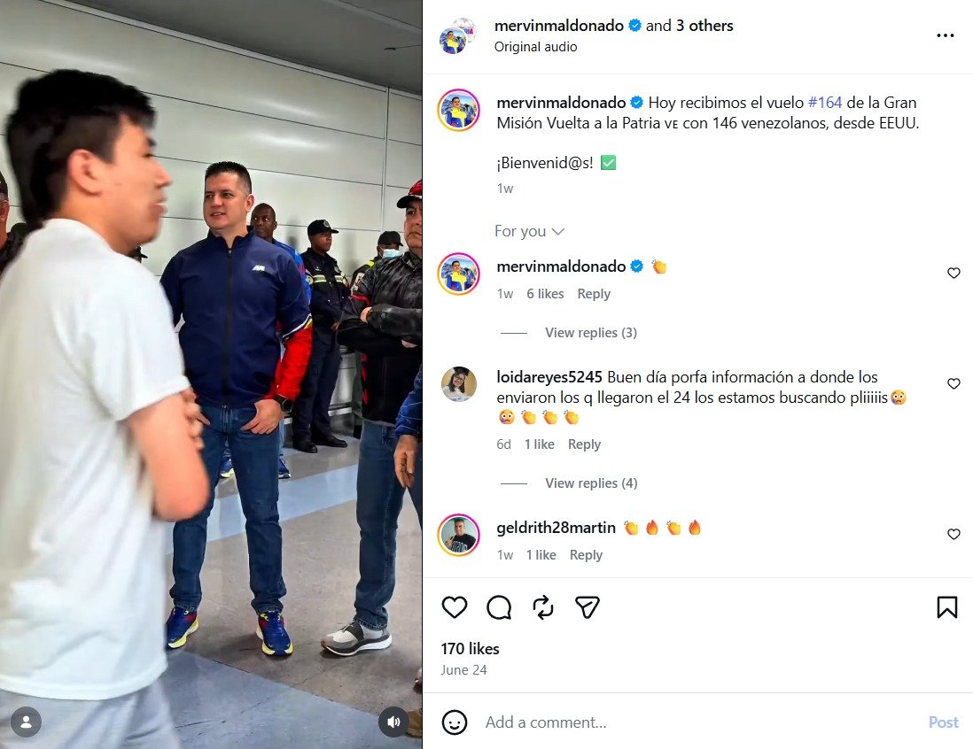 CaracasChron's tweet photo. 🫓 Patricia and Luis uncover the recent tragedy of 136 Venezuelans deported from 🇺🇸 as part of Trump's deportation program.

Chavista officials made some propaganda just before the quakes, then transferred them to a SEBIN facility promising they would be released the next day. https://t.co/6de8aQFSIv