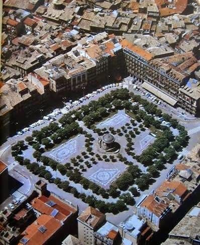 javierubioo's tweet photo. En relación a las olas de la nueva camiseta de Osasuna, están inspiradas en el mosaico que hubo en la Plaza del Castillo.

Cuando se reformó la plaza en 2003, estaba previsto volver a colocarlos, pero eso nunca ocurrió.

Lo más curioso es dónde están ahora las baldosas. https://t.co/WWhZAPfSbM