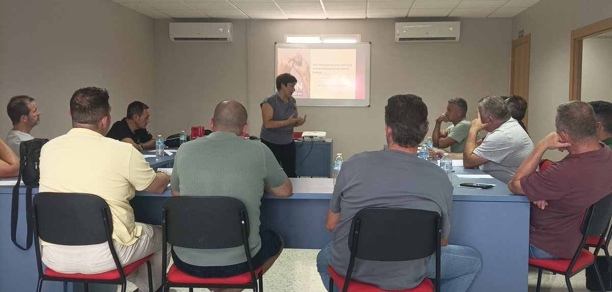 ccoogranada's tweet photo. La secretaria de la Mujer de CCOO Granada,  Clara Castarnado,  imparte un curso sobre violencia de género a trabajadores de Alsa ( antigua Transportes Rober) https://t.co/IAAVSCrpPL