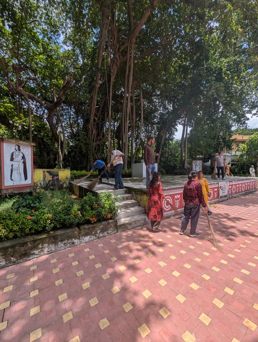 ImdKolkata's tweet photo. Day 3 of Swachhata Pakhwada: Mass awareness activities on Swachhata theme - cleaning of office area at RMC KOLKATA. https://t.co/t3t80NL9Ck