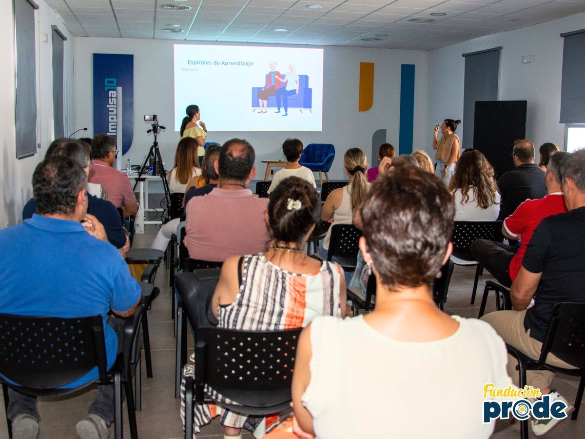 FundacionProde's tweet photo. Finalizamos la semana con una nueva edición de Aprendiendo Junt@s, un espacio donde seguimos compartiendo conocimiento, experiencias y buenas prácticas entre profesionales de toda nuestra Organización 💙💛 https://t.co/8naTphtNk2