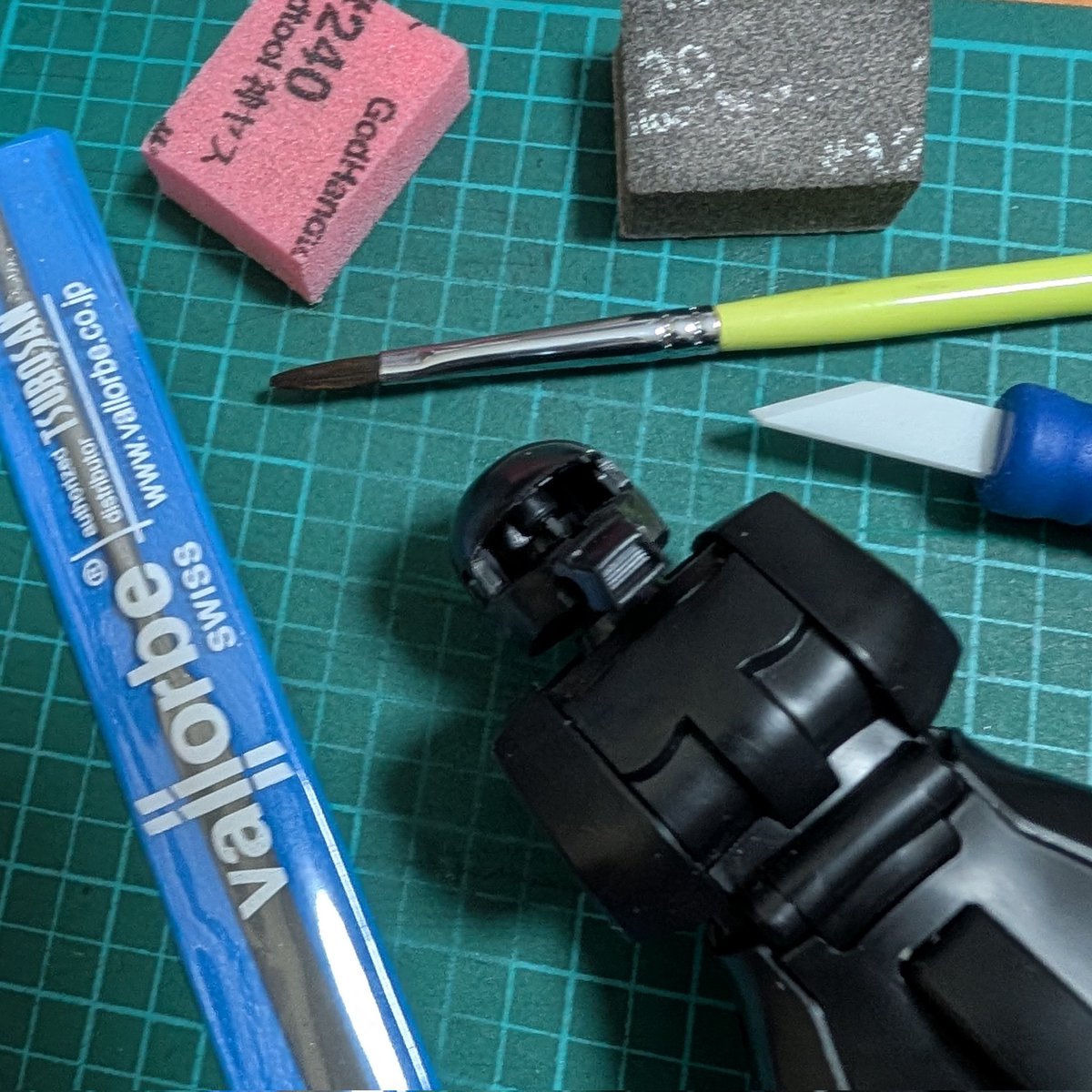 maruhaya's tweet photo. 明日は齋藤模型塾に行ってきます。旧キット縛りの時、習作として途中まで組んでたエコプラのザクがあるので、これで筆塗りとか模型製作のちょっとしたコツみたいなのが掴めたらいいなあ。個人的には、ずっと「わちゃわちゃ」してる可能性も高そうですが🤣
#齋藤模型塾
#世界の齋藤模型店 https://t.co/C6tnCEXlwW