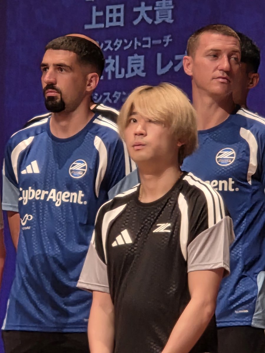 mihiko45's tweet photo. 💙✨💙✨💙✨💙✨💙✨
︎🌟キックオフミーティング⚽
新加入選手も皆さんよろしくお願いします🙏
松尾選手！期待大です‼️
楽しみです‼️
デュークも良かった！
 #FC町田ゼルビア 
  #松尾祐介 https://t.co/B5FdgnfGXC