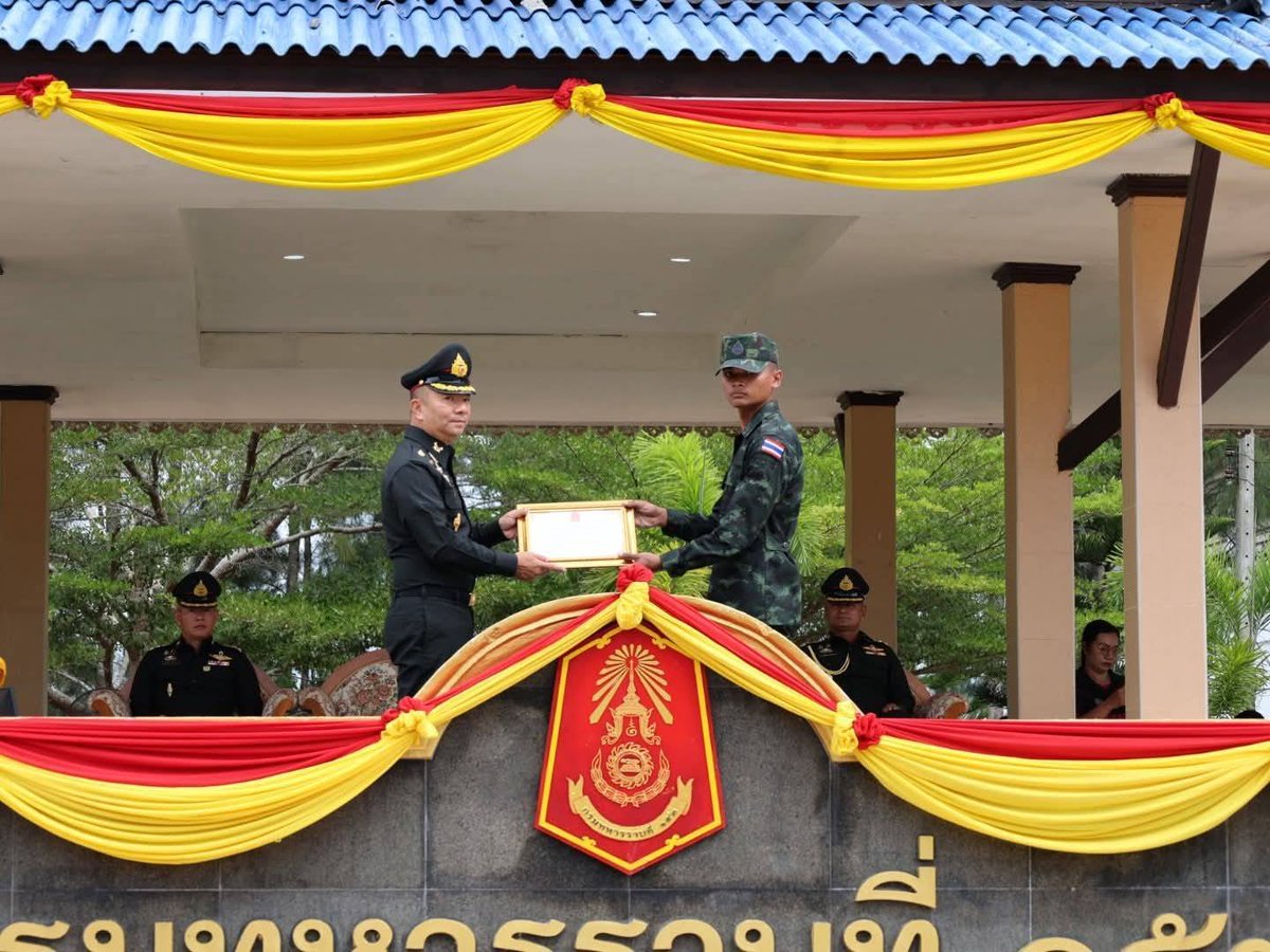 thrpkr1's tweet photo. 🇹🇭 พล.ร.15 จัดกิจกรรม Open House หน่วยฝึกทหารใหม่ ร่วมแสดงความยินดีแก่ทหารใหม่ที่สำเร็จการฝึก พร้อมเปิดบ้านต้อนรับครอบครัวอย่างอบอุ่น https://t.co/vZ5sieLWhK