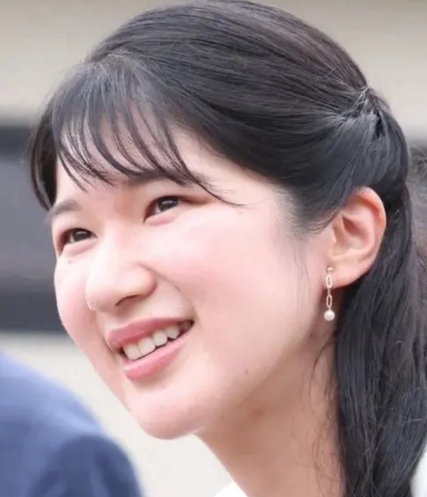 tane_haruyo's tweet photo. 「将来どんな立場になるにせよ...」と天皇陛下は愛子さまの教育方針についてお答えになる時におっしゃった。

つまり、愛子さまは天皇として即位することも念頭に入れて養育された。

そして想像以上に天皇に相応しい逸材として成長された。

⬇️天皇皇后両陛下の記者会見
https://t.co/rsHr6rIjn8 https://t.co/tF91Rvp6uB
