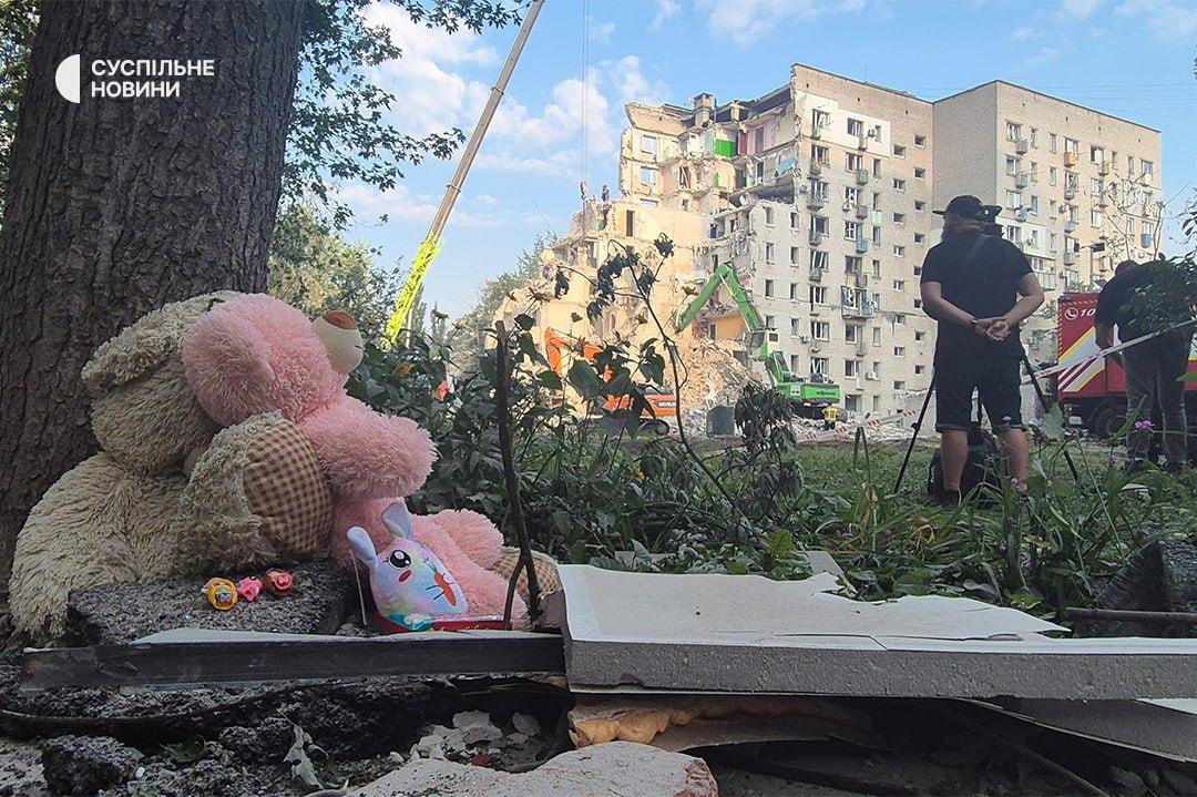 Maks_NAFO_FELLA's tweet photo. 😭10-year-old boy orphaned after Kyiv attack, - Klitschko

The child's parents are missing. The boy is currently in hospital with his grandfather.

A 15-year-old girl is also missing.

So far, 30 people have died and 92 others have been injured in the massive attack on Kyiv. https://t.co/zJiBwoZMRs