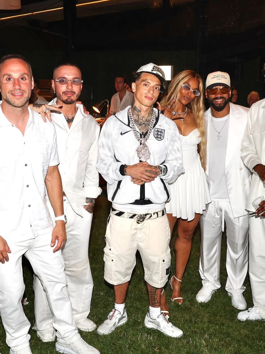MusicConnoisseu's tweet photo. Central Cee at Michael Rubin’s White Party 26 🔥

Some of the guests included Jay-Z, Snoop Dogg, Mike Tyson, Tom Brady, Alicia Keys, Cardi B and Kevin Durant 😮‍💨 I can’t lie, there are levels to this and Cench has just set a whole new one ✈️ https://t.co/CORsdYNNFZ
