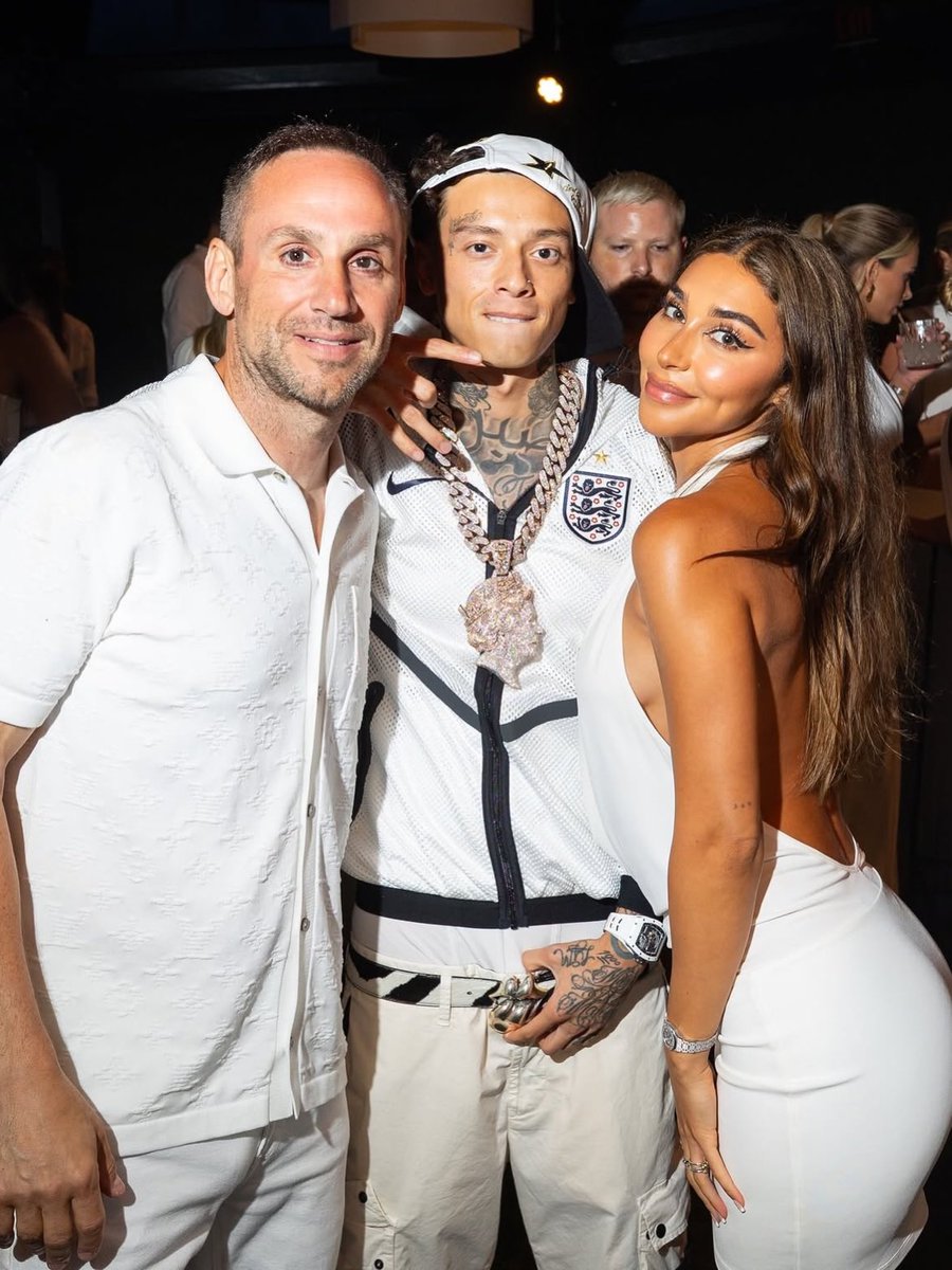 MusicConnoisseu's tweet photo. Central Cee at Michael Rubin’s White Party 26 🔥

Some of the guests included Jay-Z, Snoop Dogg, Mike Tyson, Tom Brady, Alicia Keys, Cardi B and Kevin Durant 😮‍💨 I can’t lie, there are levels to this and Cench has just set a whole new one ✈️ https://t.co/CORsdYNNFZ