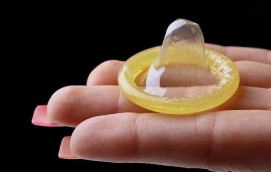 kingvelii's tweet photo. 5- Most cases of condom failure result from user errors, not product defects: some people use it too late, some remove it way too early, while others handle it incorrectly. Make sure to check carefully, as one of these reasons might apply to you. https://t.co/Iqkm3y3IfH