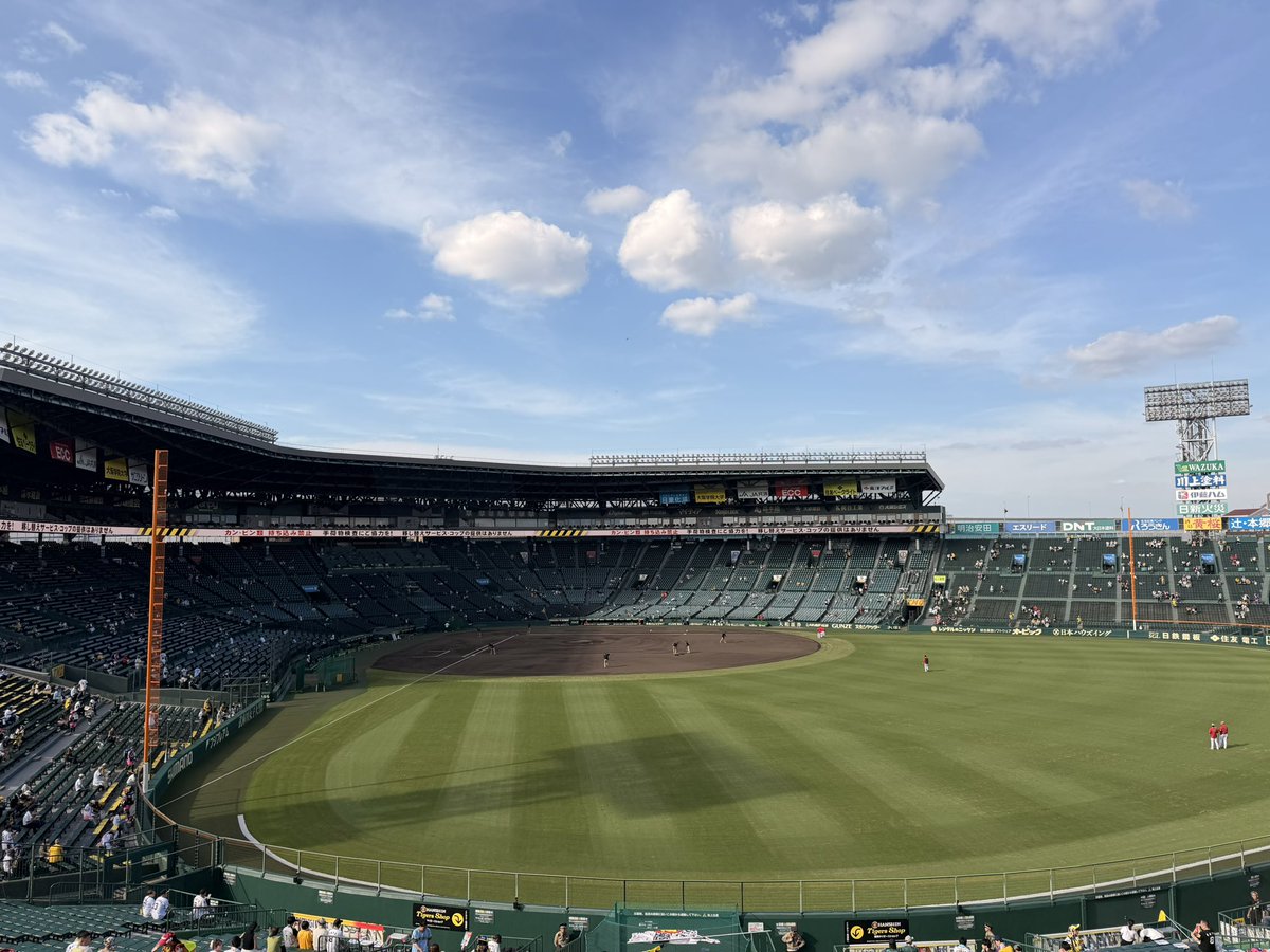 fukuyatima's tweet photo. 久しぶりのライトスタンド！
トンボ飛んでます😳
 #甲子園 
 #阪神タイガース https://t.co/q4thAbAXnM